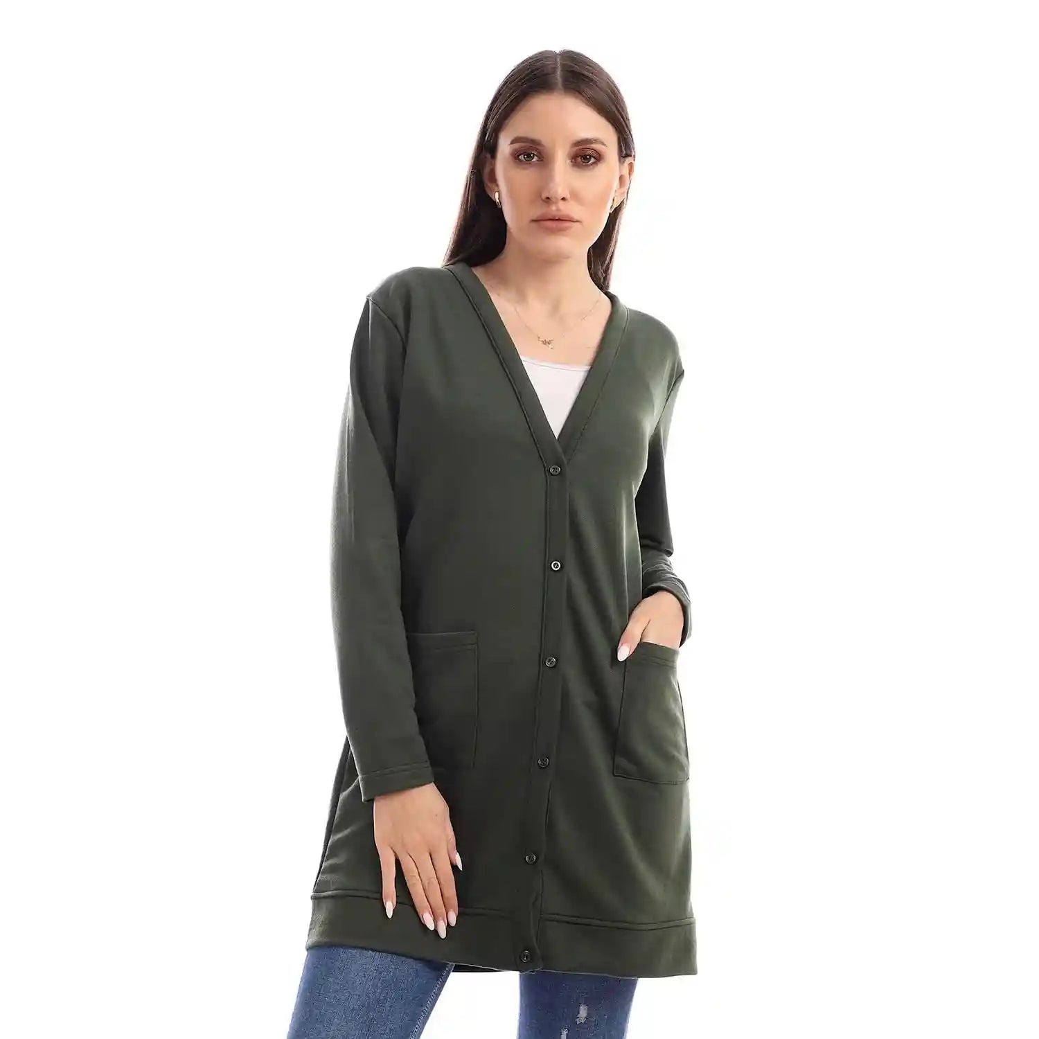 كارديجان جميلا بأكمام طويلة وأزرار يجمع بين الراحة والأناقة الكلاسيكية. مصنوع من قماش ناعم وعالي الجودة،