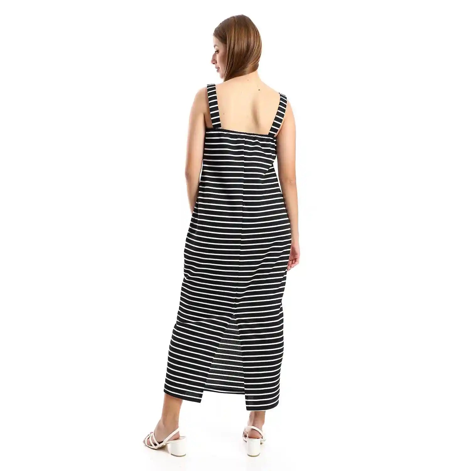 فستان جميلا للنساء بدون أكمام مخطط كاجوال مع شقوق جانبية كلاسيكي ومتعدد الاستخدامات، مناسب للعديد من المناسبات.