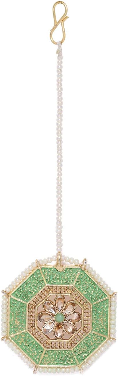 طقم قلادة قصيرة من زاڤيري بيرلز باللون الأخضر الباستيل ومزين بتقنية المينا، يشمل عقداً قصيراً، أقراطاً متناسقة، وتيكا للرأس، مصمم لإضفاء لمسة تقليدية وأنيقة على أي إطلالة – Safqqa Egypt