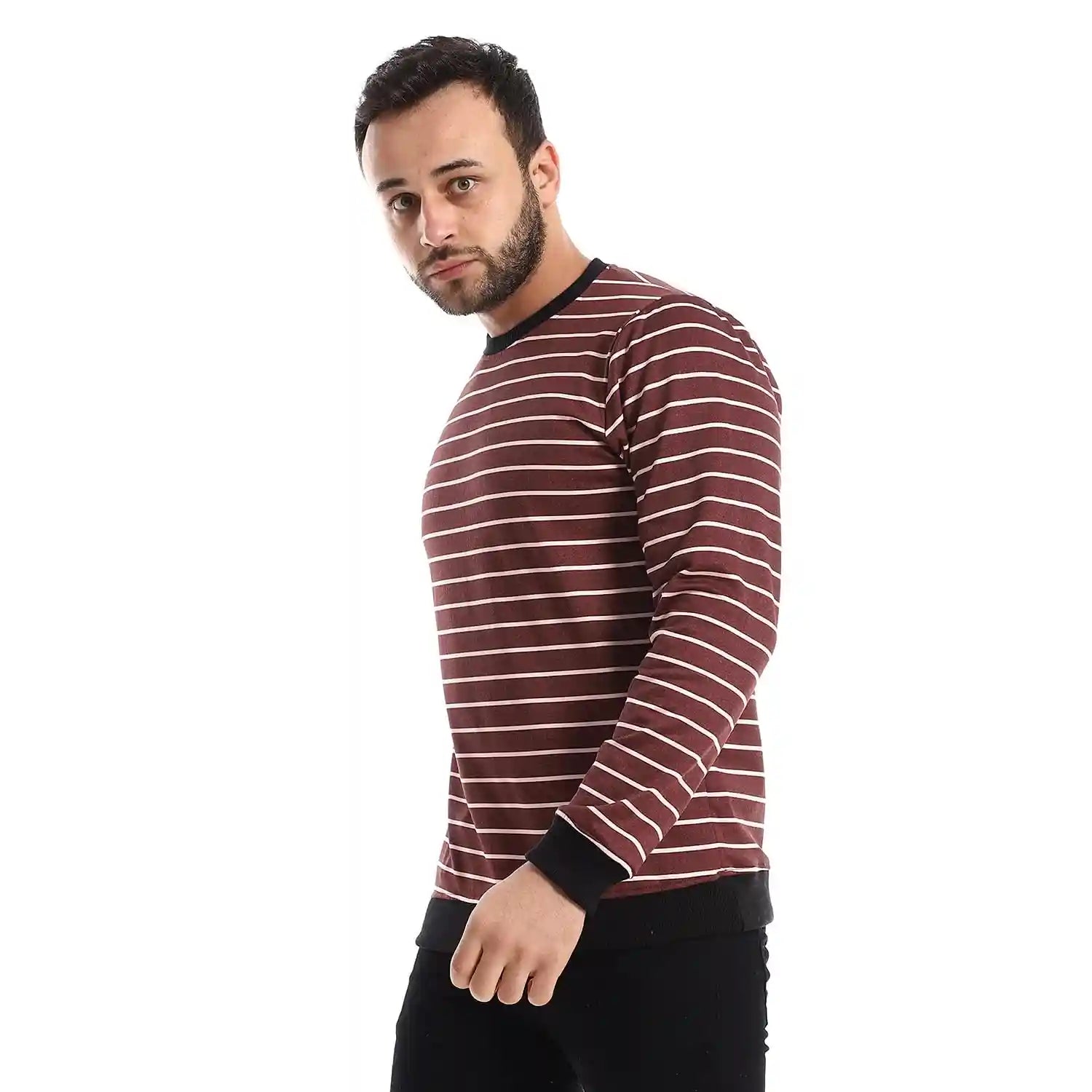 سويتشيرت Andora المخطط بأكمام طويلة للرجال يجمع بين الأسلوب الكاجوال والراحة اليومية. يأتي بنقشة مخططة كلاسيكية،