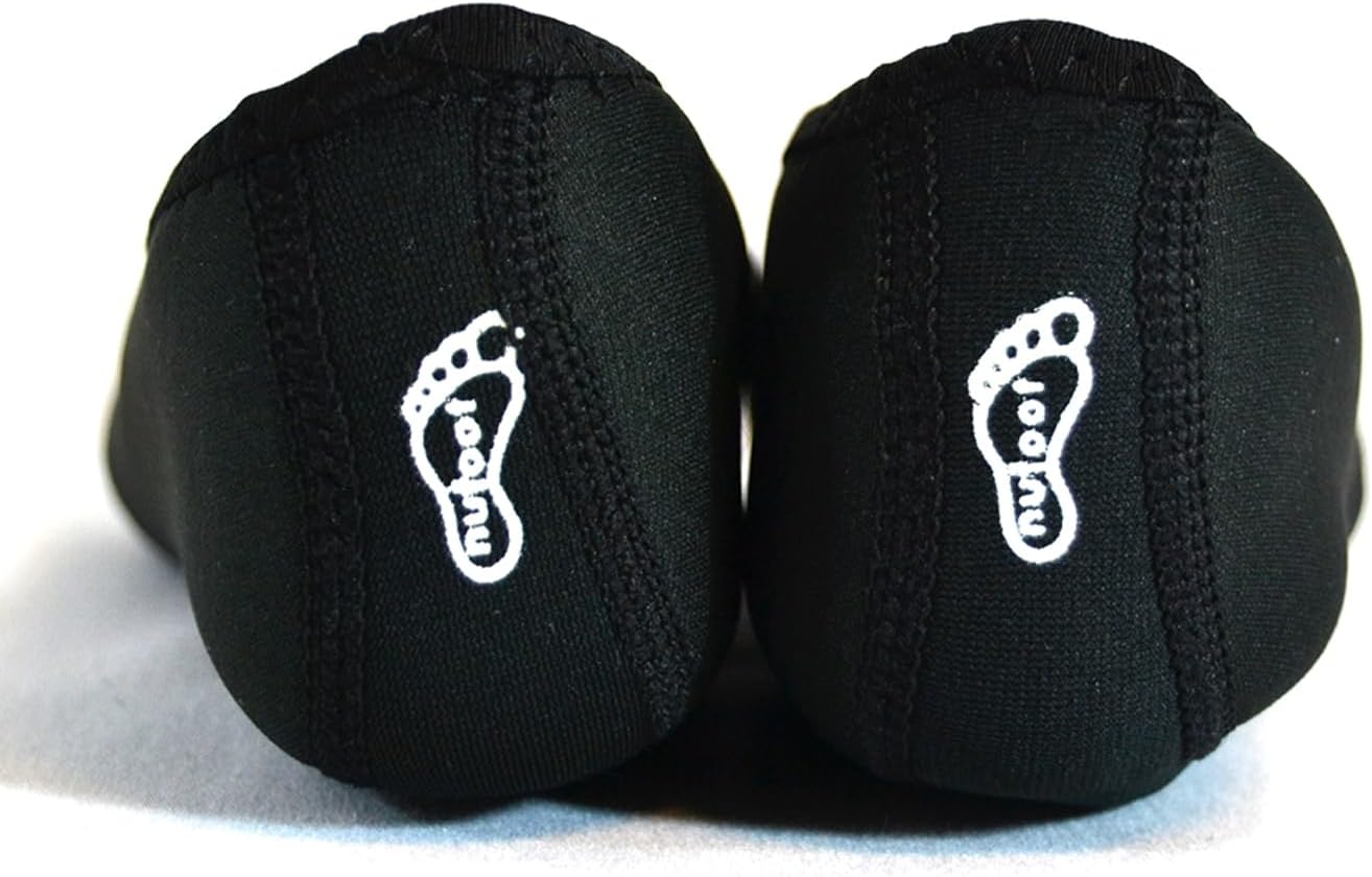 أحذية نو فـوت باليه فلاتس الداخلية للنساء باللون الأسود بالراحة والمرونة والأناقة، مما يجعلها مثالية للارتداء  مصنوعة من قماش ناعم قابل للتمدد ومقاوم للماء