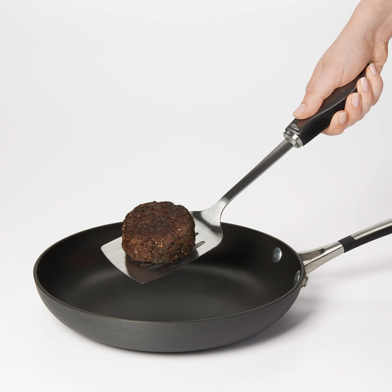 مغرفة المطبخ من OXO المصنوعة من الفولاذ المقاوم للصدأ هي أداة أساسية متينة وأنيقة لتقديم الشوربة واليخنات والصلصات والمزيد. تتميز بجودة عالية ومتانة كبيرة ومقاومة للصدأ والبقع