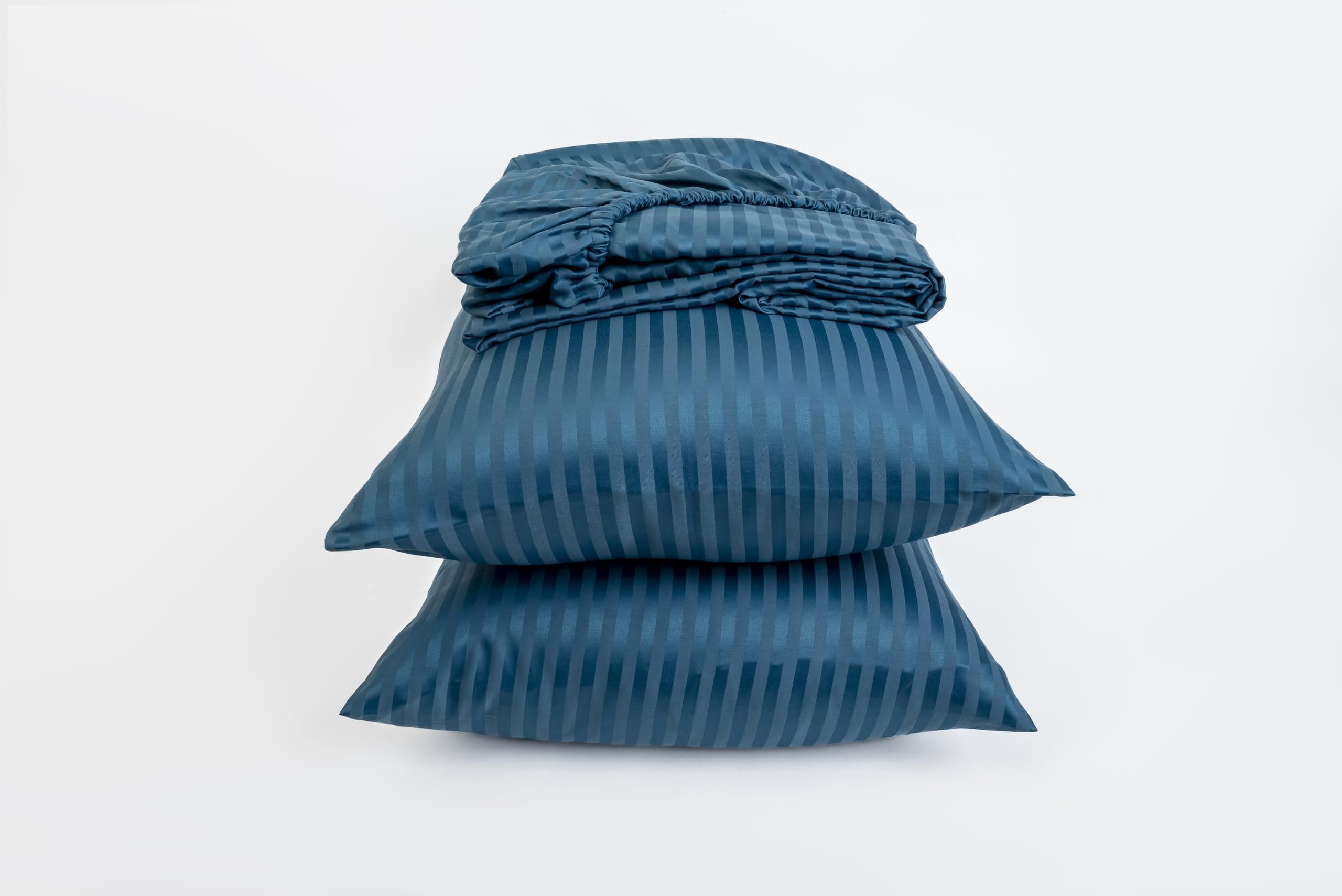 طقم ملاية سرير مخططة بأستك من Home Of Linen يجمع بين الأناقة والراحة والمتانة لتجربة نوم فاخرة