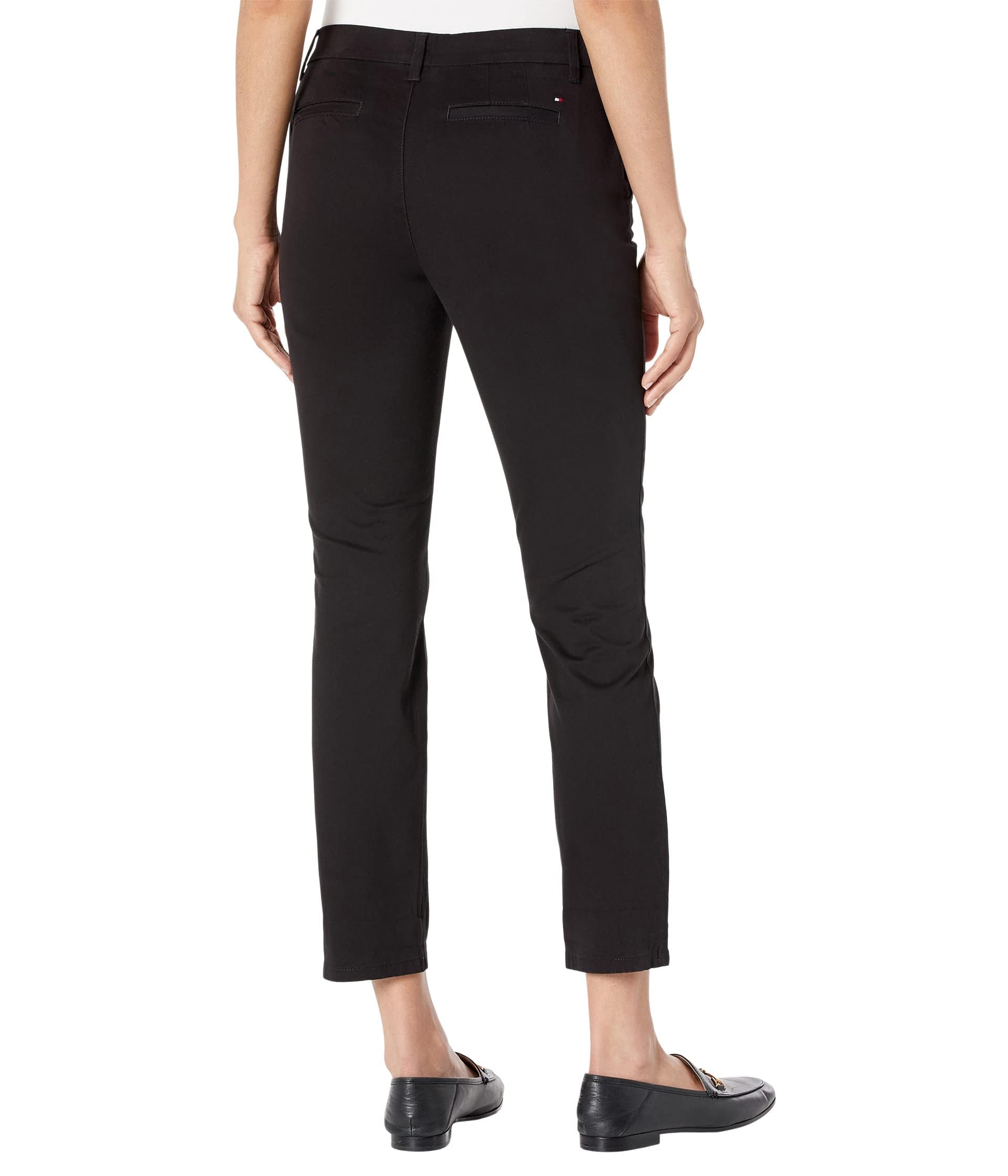 بنطال تومي هيلفيغر للنساء يجمع بين الأناقة العصرية والراحة اليومية. مصنوع من قماش فاخر ناعم يسمح بمرور الهواء ليمنحك مظهرًا أنيقًا وإحساسًا مريحًا طوال اليوم.