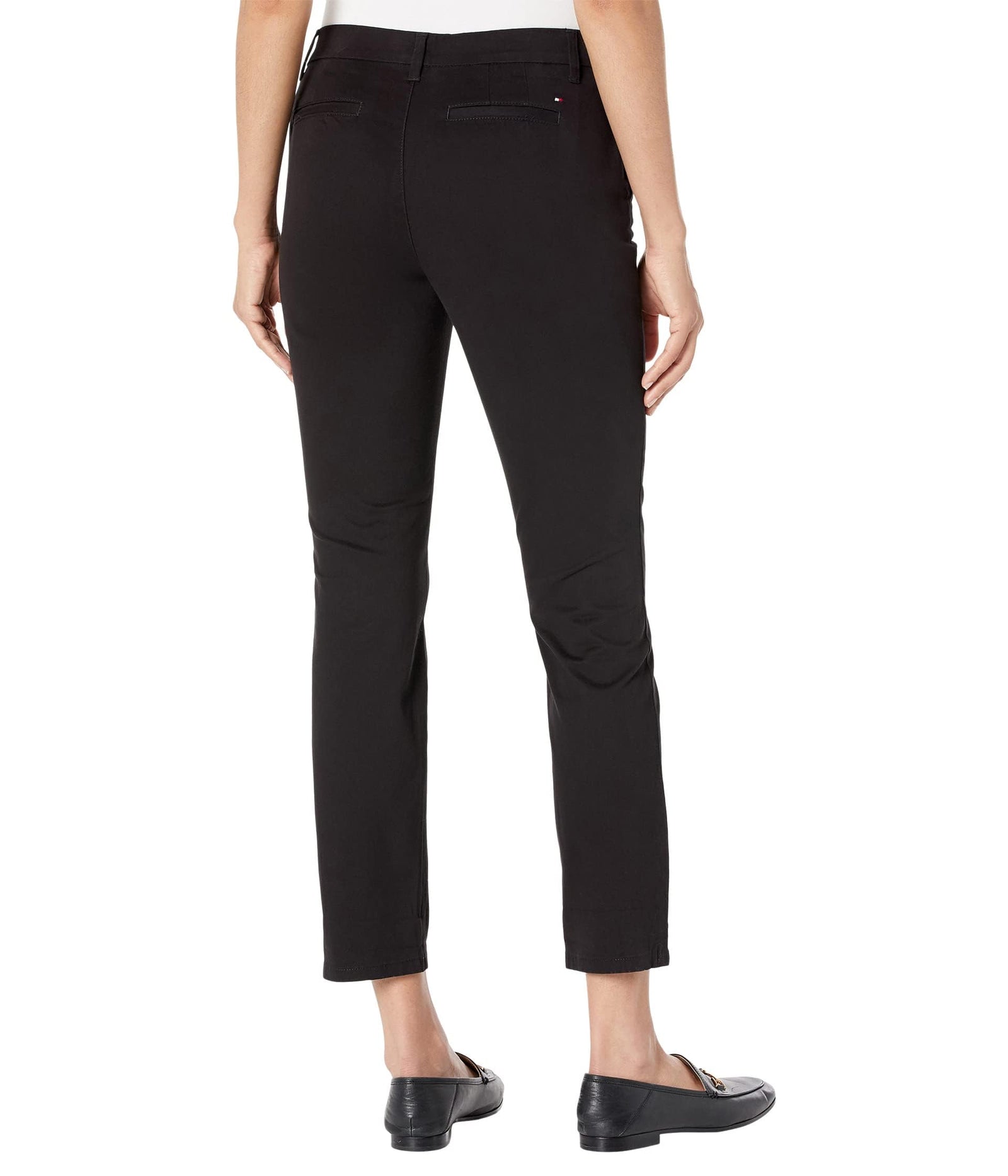 بنطال تومي هيلفيغر للنساء يجمع بين الأناقة العصرية والراحة اليومية. مصنوع من قماش فاخر ناعم يسمح بمرور الهواء ليمنحك مظهرًا أنيقًا وإحساسًا مريحًا طوال اليوم.