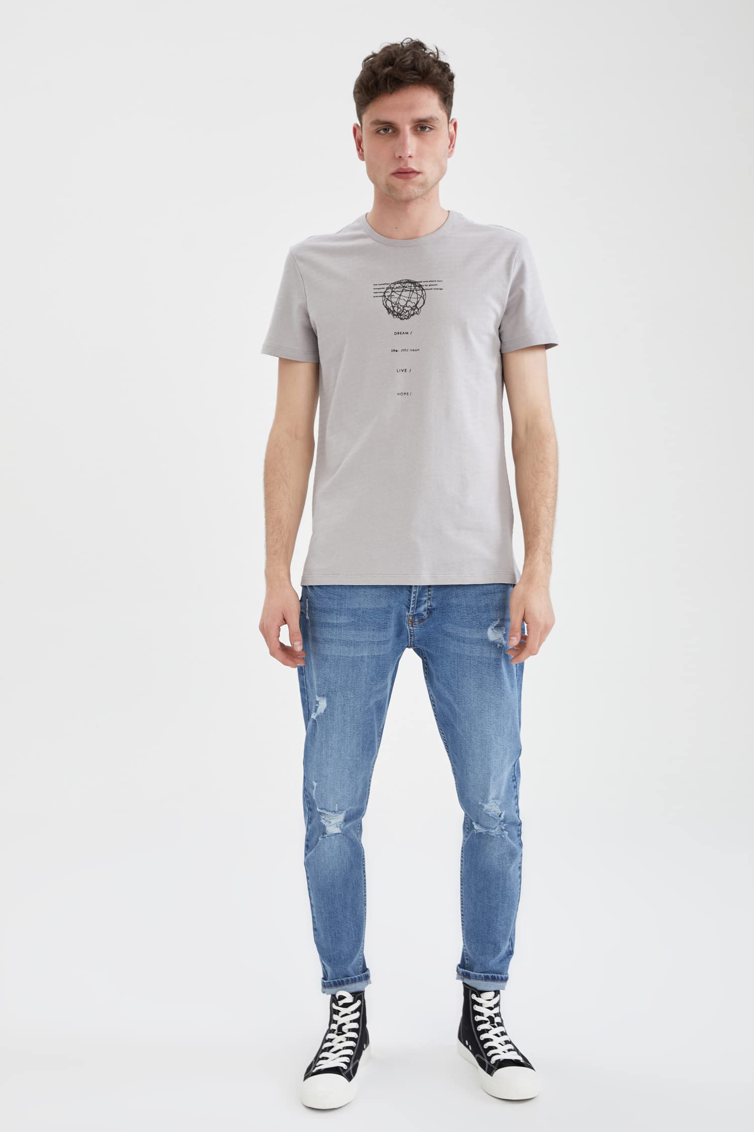  تى شيرت من DeFacto  للرجال هو قطعة أساسية أنيقة ومريحة في خزانة الملابس