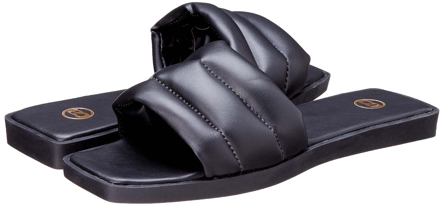 ليبرز Club Aldo للنساء باللون الأسود توفر مزيجًا من الأناقة والراحة للاستخدام اليومي. تتميز بنعل داخلي ناعم ومبطن