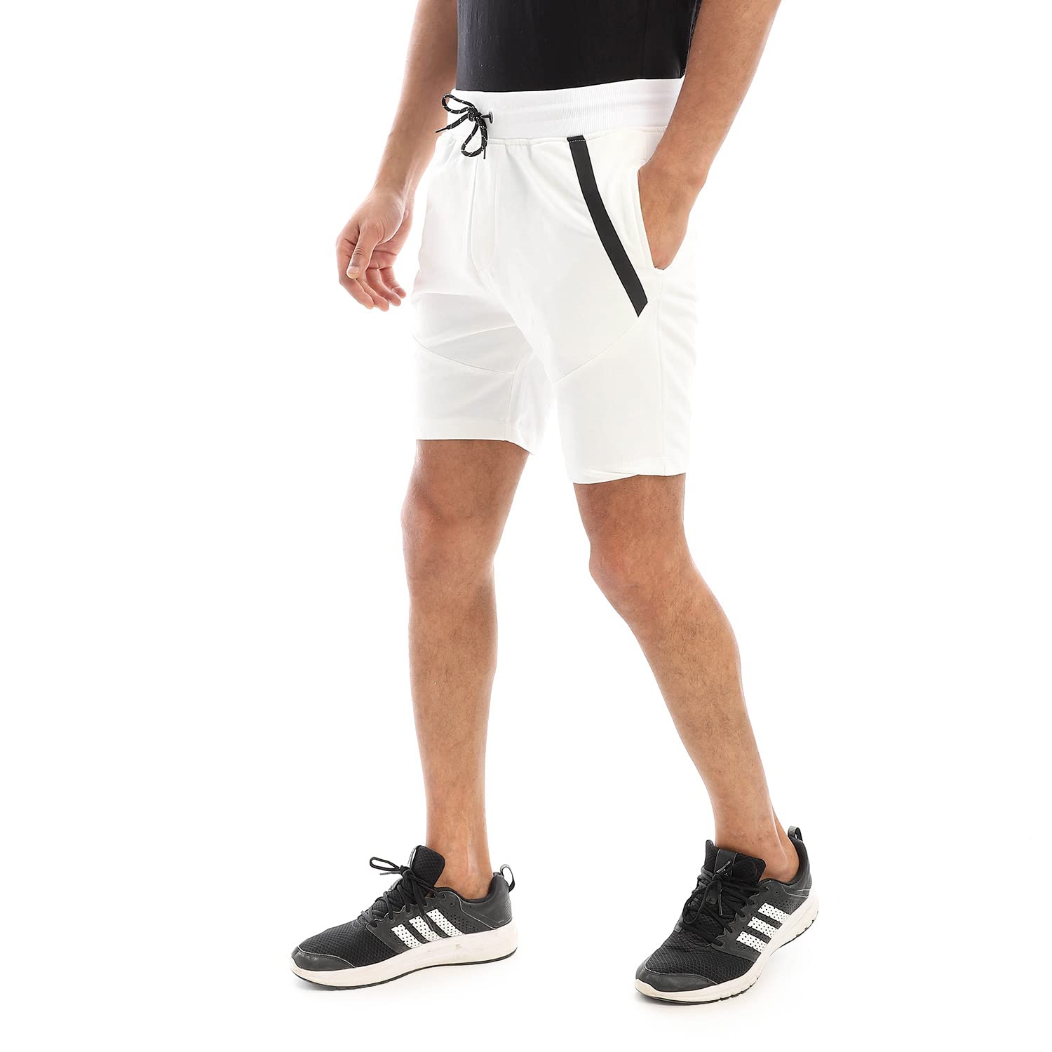 شورت White Rabbit للرجال يتميز بخامة ناعمة وخفيفة تمنحك راحة طوال اليوم