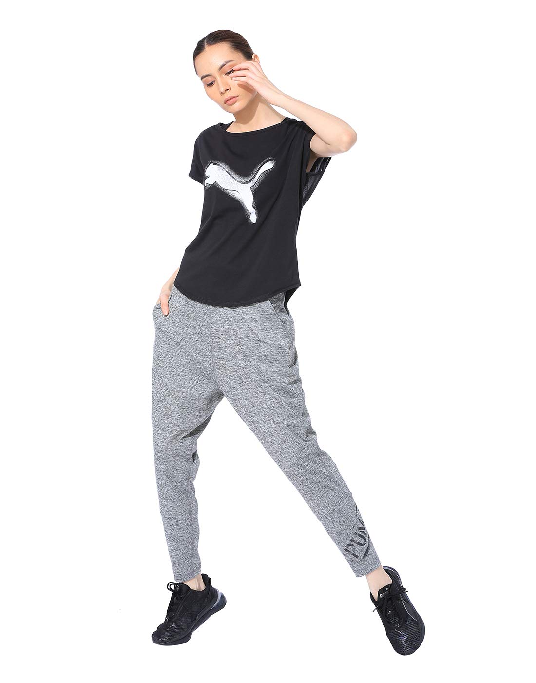 بنطال بوما للنساء يجمع بين الراحة والأناقة الرياضية في تصميم واحد مثالي لكل الأوقات. مصنوع من قماش ناعم ومرن يسمح بمرور الهواء ليمنحك إحساسًا بالراحة طوال اليوم. 