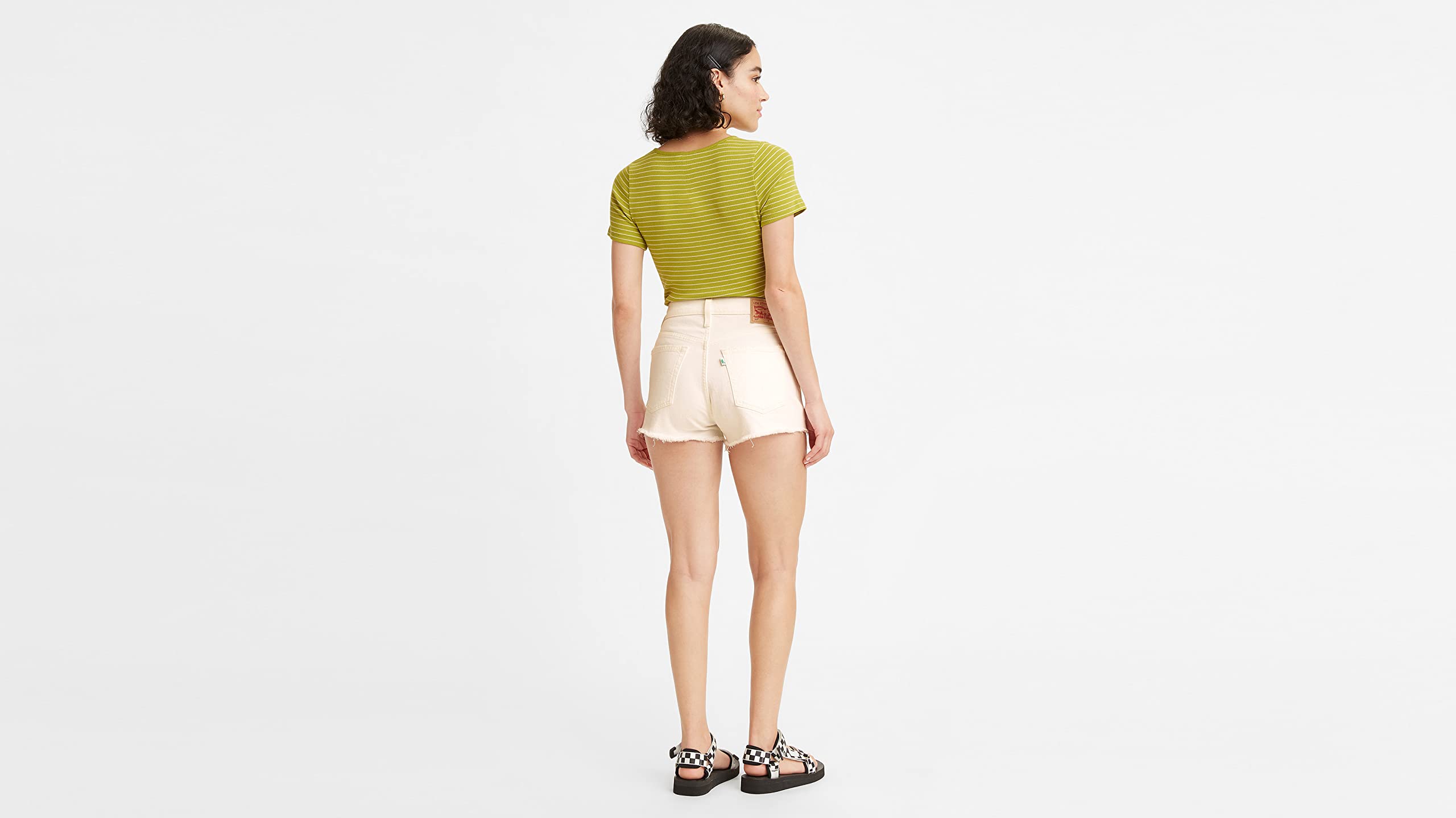 شورت نسائي من ليفايز 501® بخصر مرتفع – تصميم كلاسيكي مستوحى من الطراز القديم بحافة ممزقة أنيقة