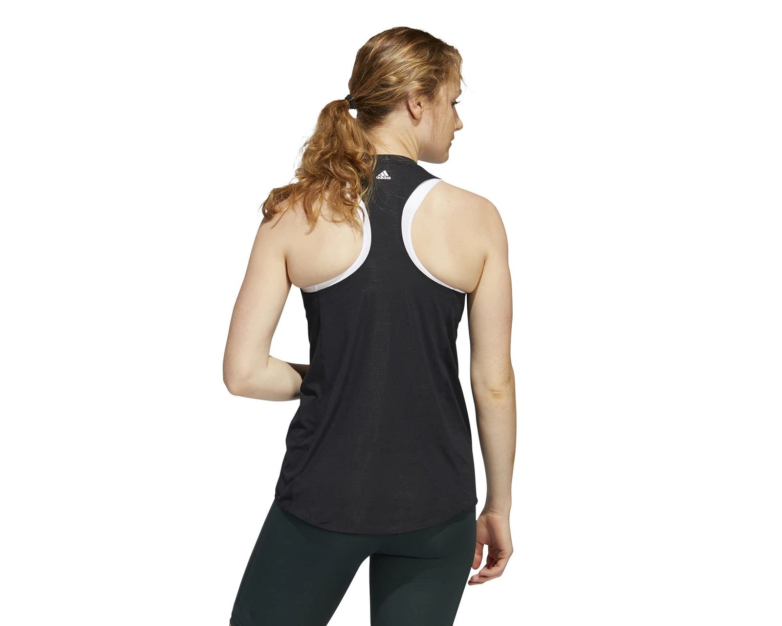 توب رياضي نسائي مزين بشعار أديداس و3 شرائط – مناسب للخروج والتمارين