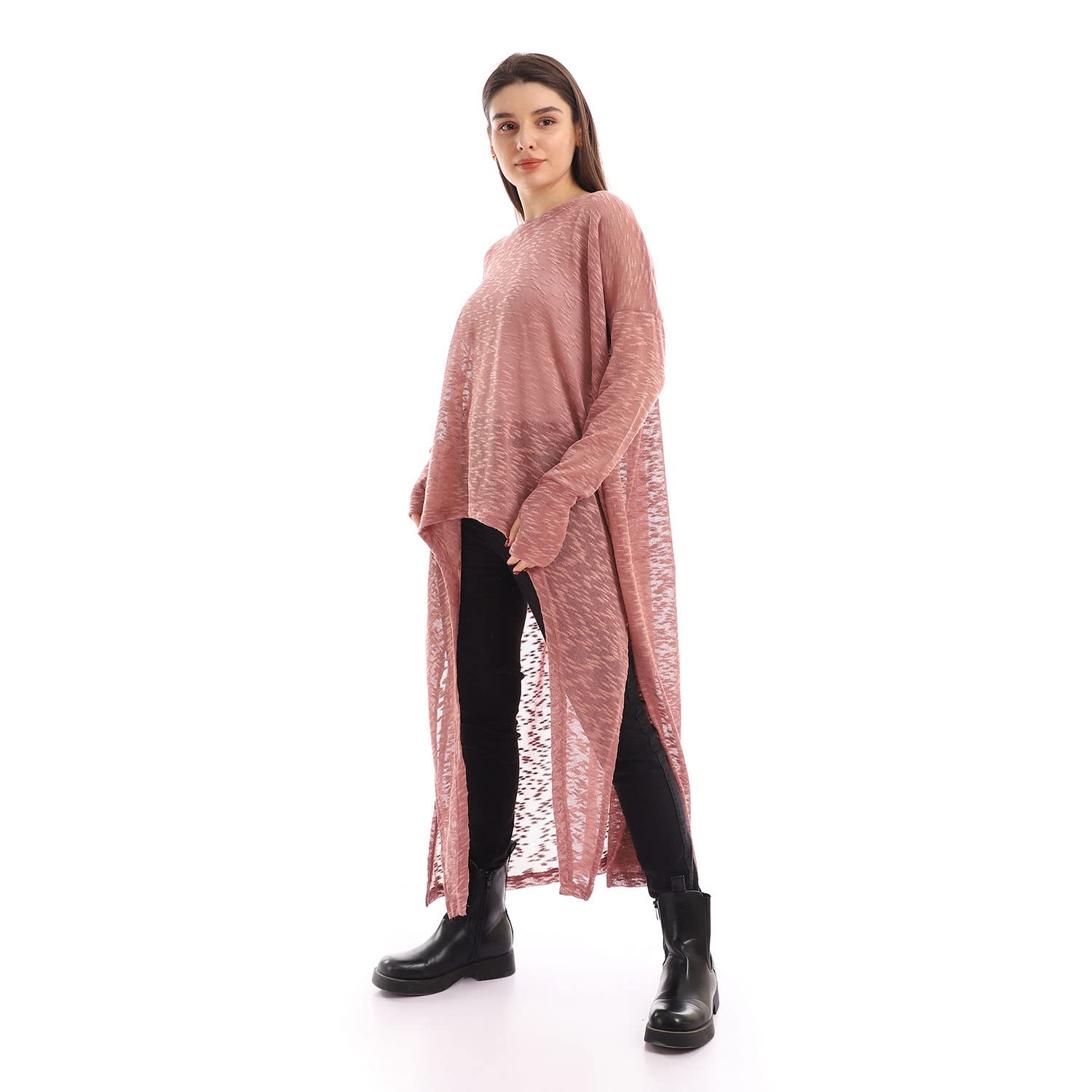 بلوزة Jamila بتصميم الياقة العريضة وحافة أمامية قصيرة وخلفية طويلة — قطعة تجمع بين البساطة والرقي.