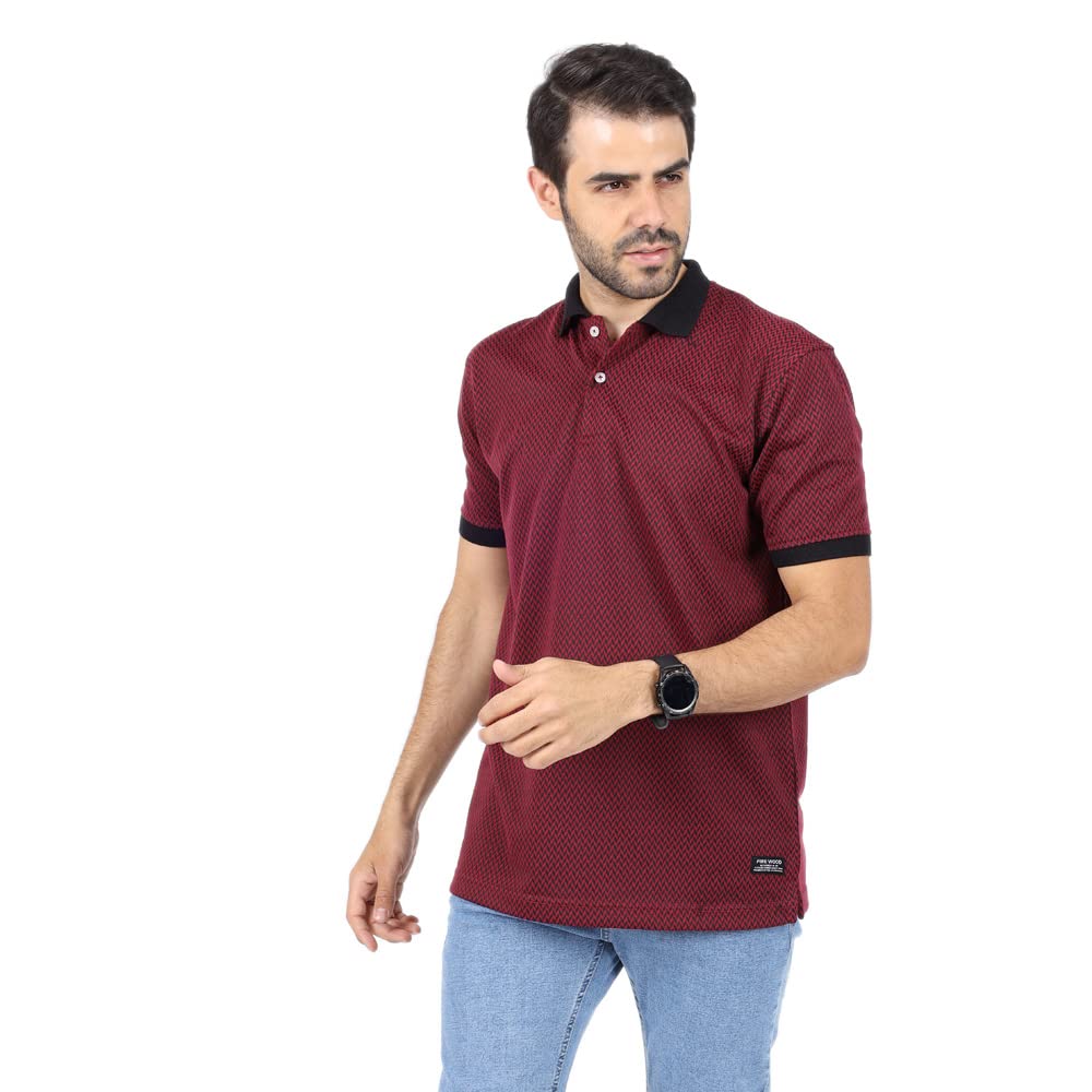 بولو FIRE WOOD المطبوع بالكامل بنقشة الزجزاج للرجال يضيف لمسة عصرية ومميزة على التصميم الكلاسيكي للبولو. يتميز بطباعة جريئة تغطي القميص بالكامل،