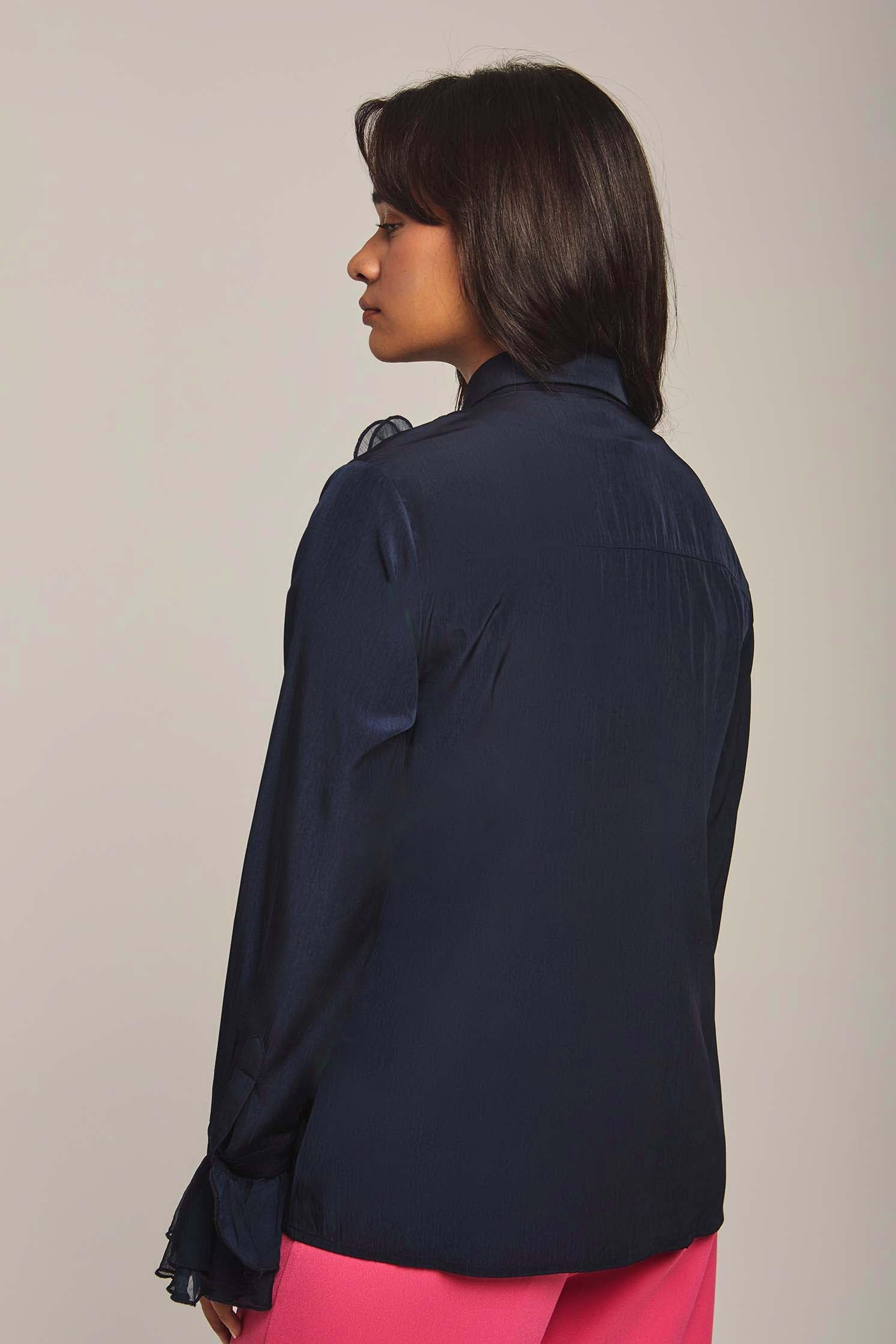بلوزة نسائية أنيقة بأكمام طويلة وكشكش من DALYDRESS – موديل 240-54-2142-371
