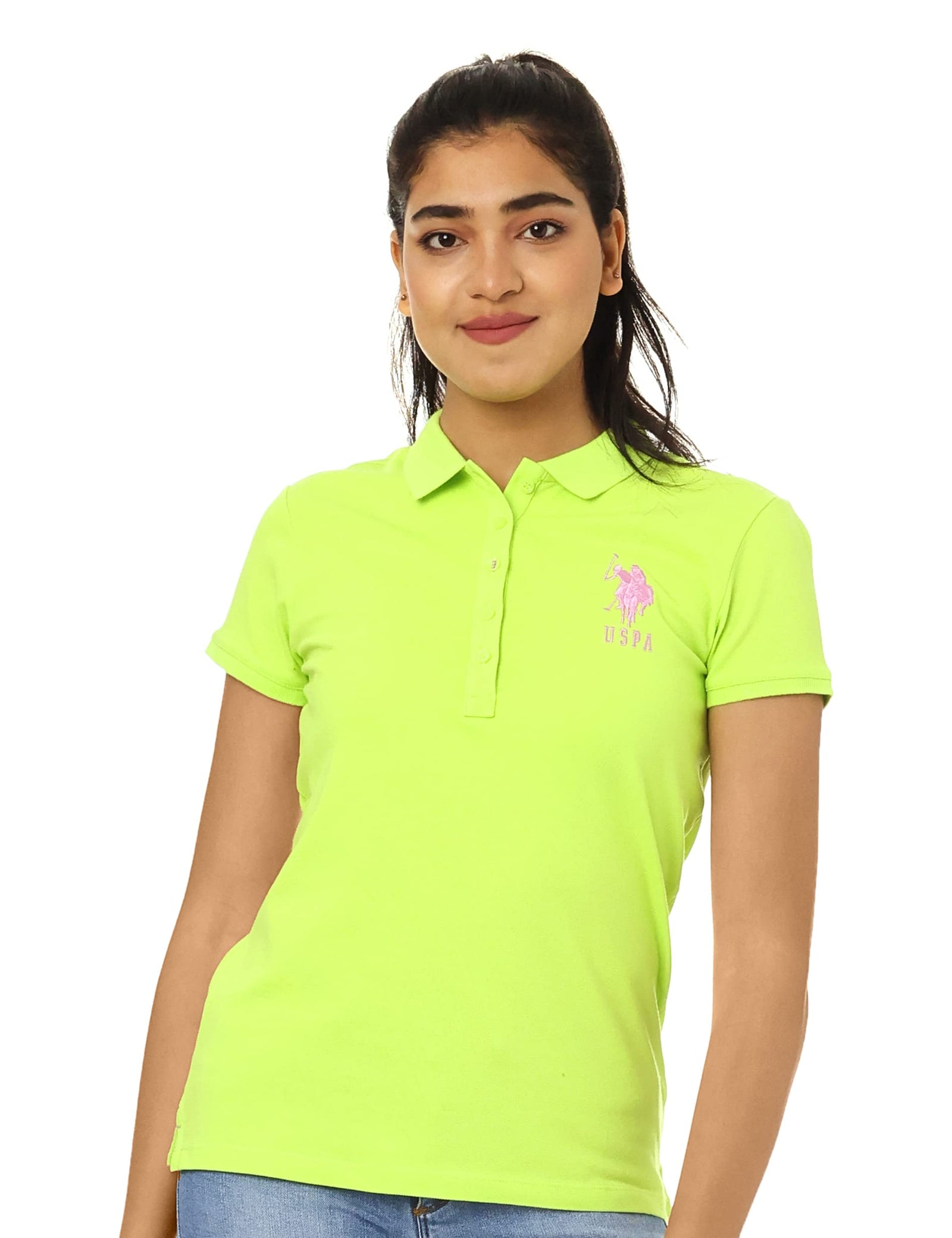 تيشيرتات يو إس بولو أسن للنساء تجمع بين الراحة والجودة والأسلوب الرياضي الكلاسيكي. مصنوعة من قماش قطني ناعم ومتين يسمح بمرور الهواء لتمنحك راحة تدوم طوال اليوم