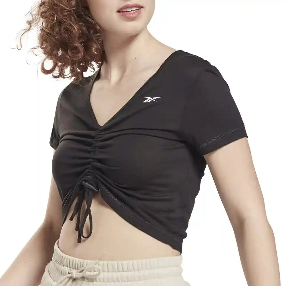 توب نسائي من ريبوك تجمع بين الراحة والأداء والتصميم الرياضي العصري. مصنوعة من خامات ناعمة وخفيفة تسمح بتنفس الجسم – Safqqa Egypt