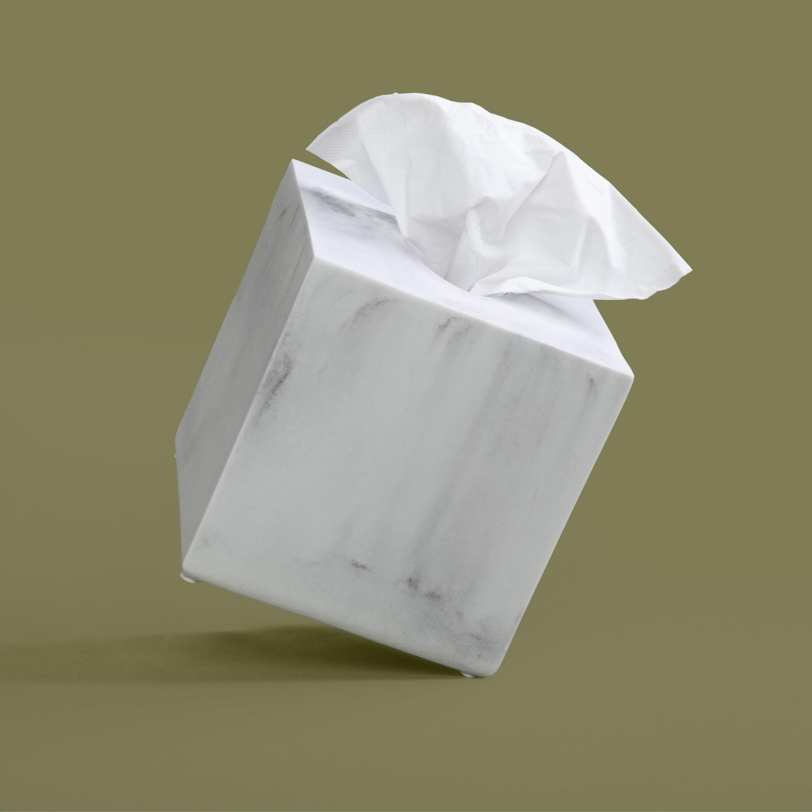 غطاء علبة المناديل الأبيض المربع من إسينترا هوم، المصمم ليمنح أسطح الحمام أو غرفة النوم أو الطاولة مظهرًا أنيقًا ومرتبًا. يتميز هذا الغطاء بتصميم عصري وبسيط مصنوع من خامات عالية الجودة 