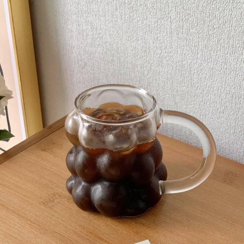 كوب زجاجي فقاعي من جينيريك (Generic) يجمع بين الأناقة العصرية والعملية اليومية. يتميز بتصميم فقاعي جذاب يضفي لمسة مميزة على مائدتك، 