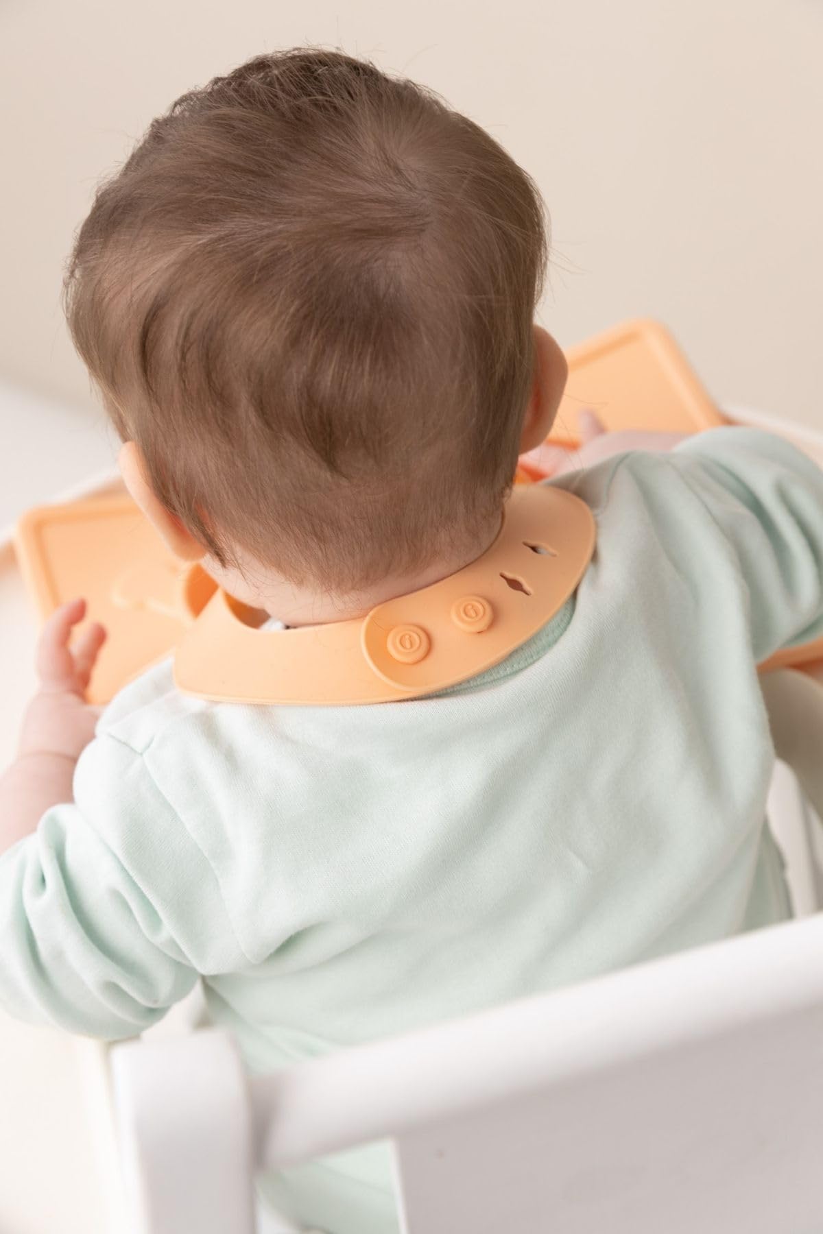 طقم Wee Baby Prime (مريلة سيليكون + ملعقة وشوكة سيليكون مزدوجة الجهة) هو الرفيق المثالي لوقت إطعام طفلك. مصنوع بالكامل من سيليكون آمن للطعام وعالي الجودة