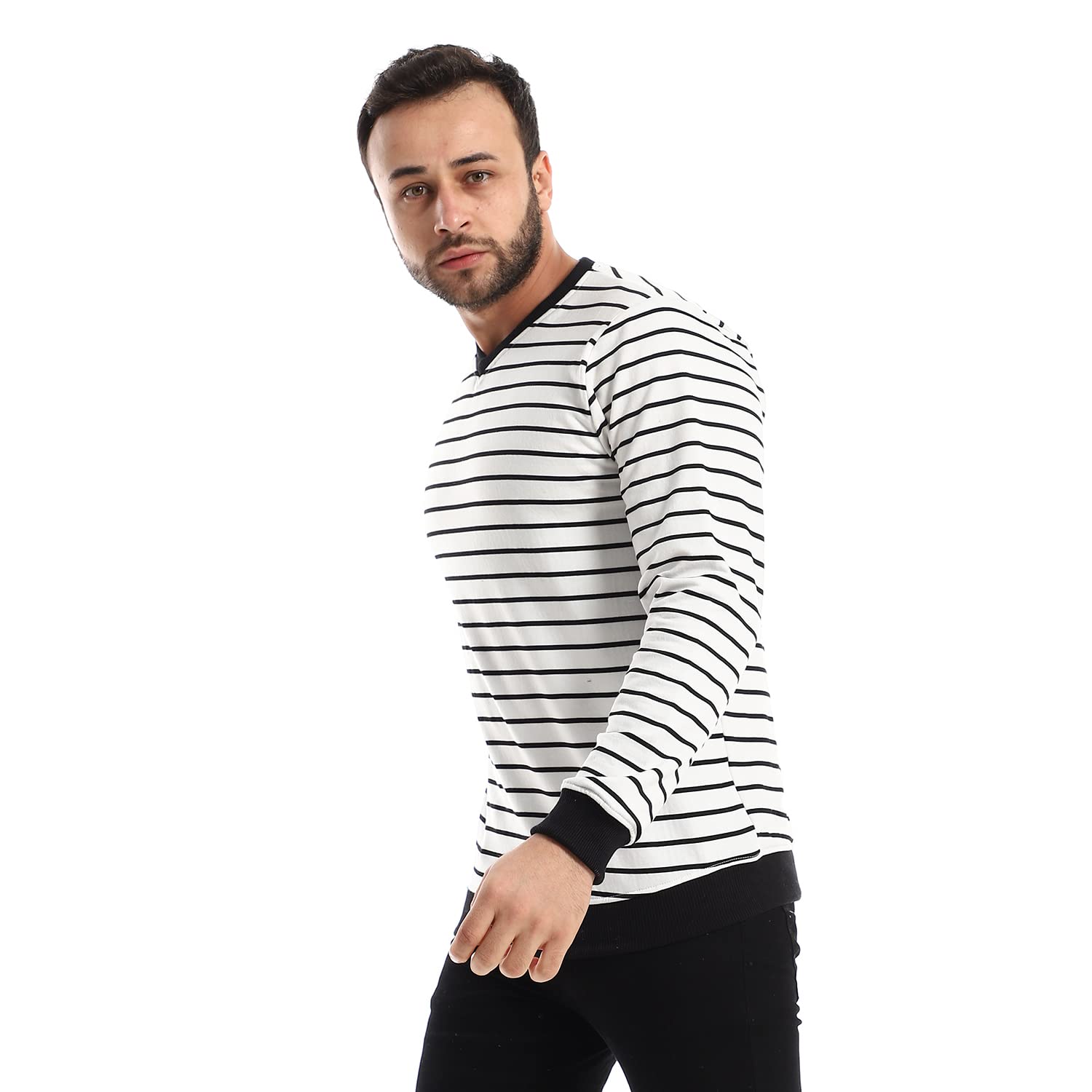 سويت شيرت رجالي من أندورا مصمم لتوفير الراحة والمظهر العصري الكاجوال. مصنوع من خامات ناعمة