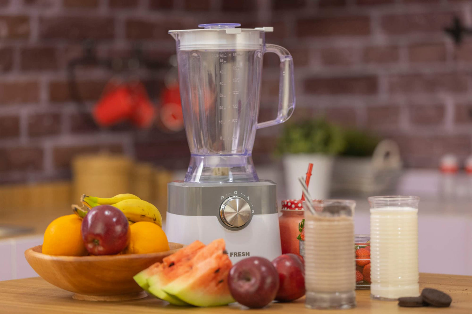 خلاط الطعام فريش FP402 7 في 1 بقوة 1000 واط. هذا الجهاز متعدد الاستخدامات يجمع بين عدة وظائف في تصميم واحد مدمج، مثل التقطيع، التقطيع إلى شرائح، البَشر، الخلط، العجن