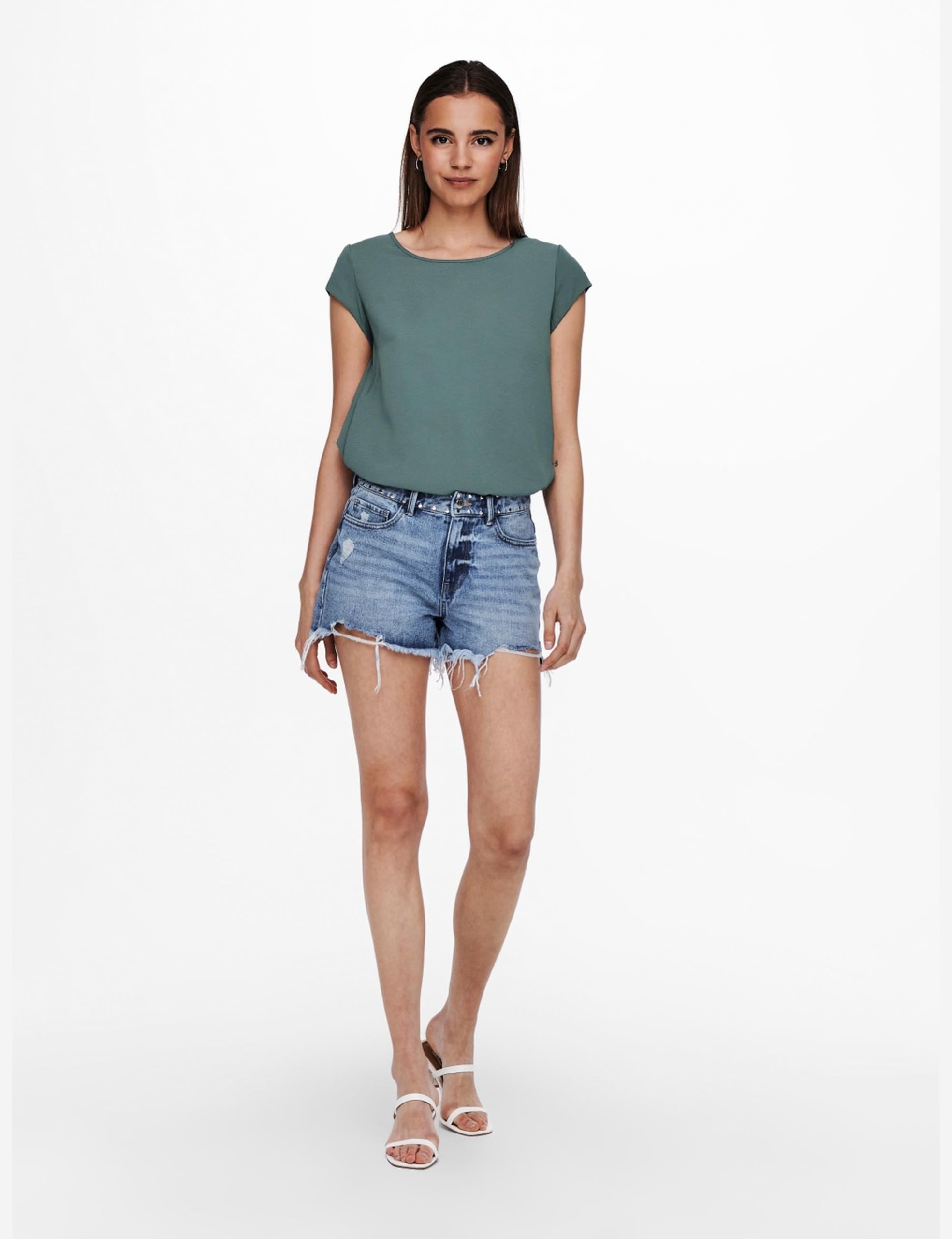 بلوزة من اونلى  للنساء هي بلوزة أنيقة ومتعددة الاستخدامات تُضيف لمسة عصرية لخزانة ملابسك اليومية. 