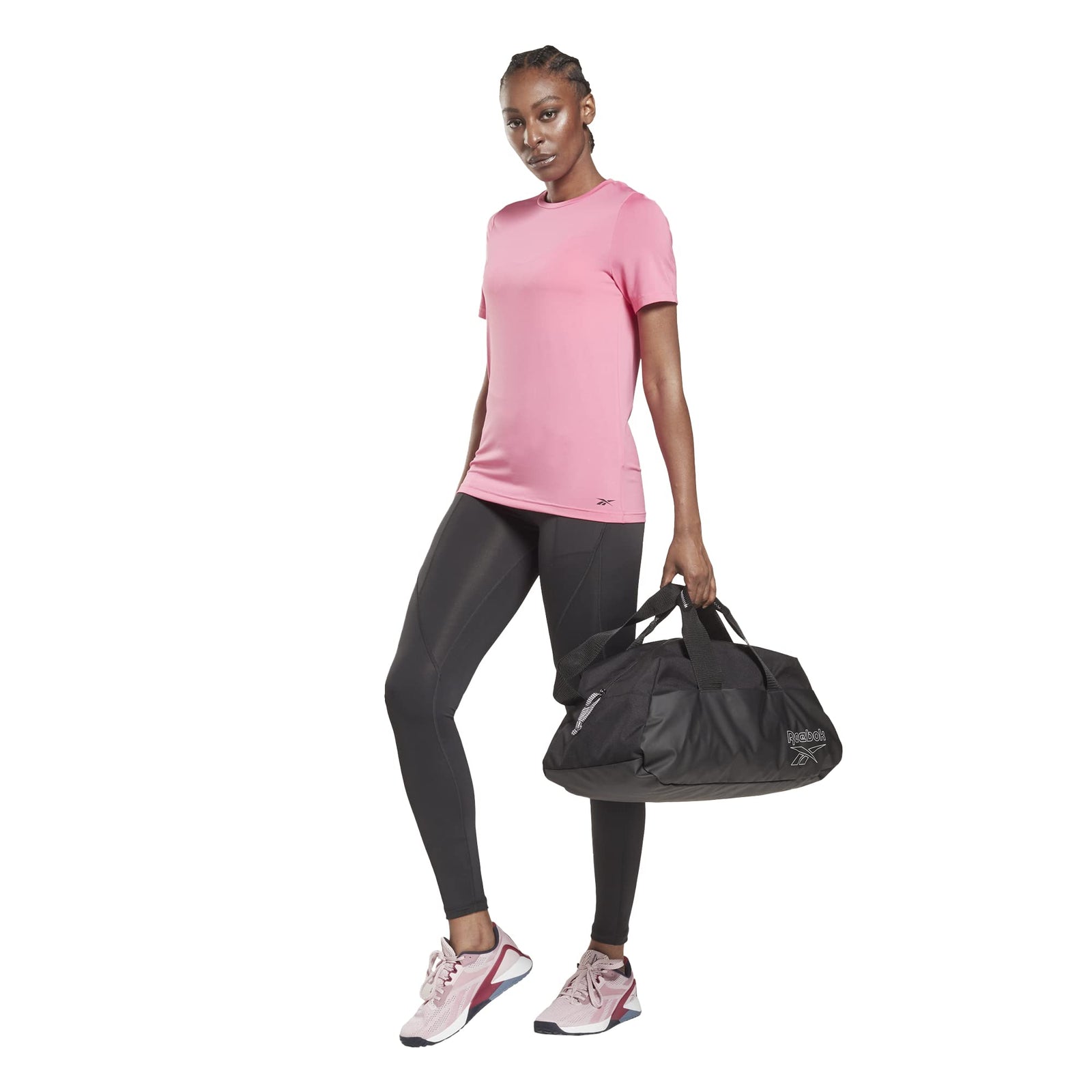 تيشيرت ريبوك للنساء مناسب للرياضة، الجري، أو الاستخدام اليومي.