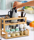 منظم التوابل الخشبي هذا هو الحل العملي والأنيق للحفاظ على توابلك مرتبة في المطبخ. مصمم للاستخدام على سطح المطبخ أو داخل الأدراج،