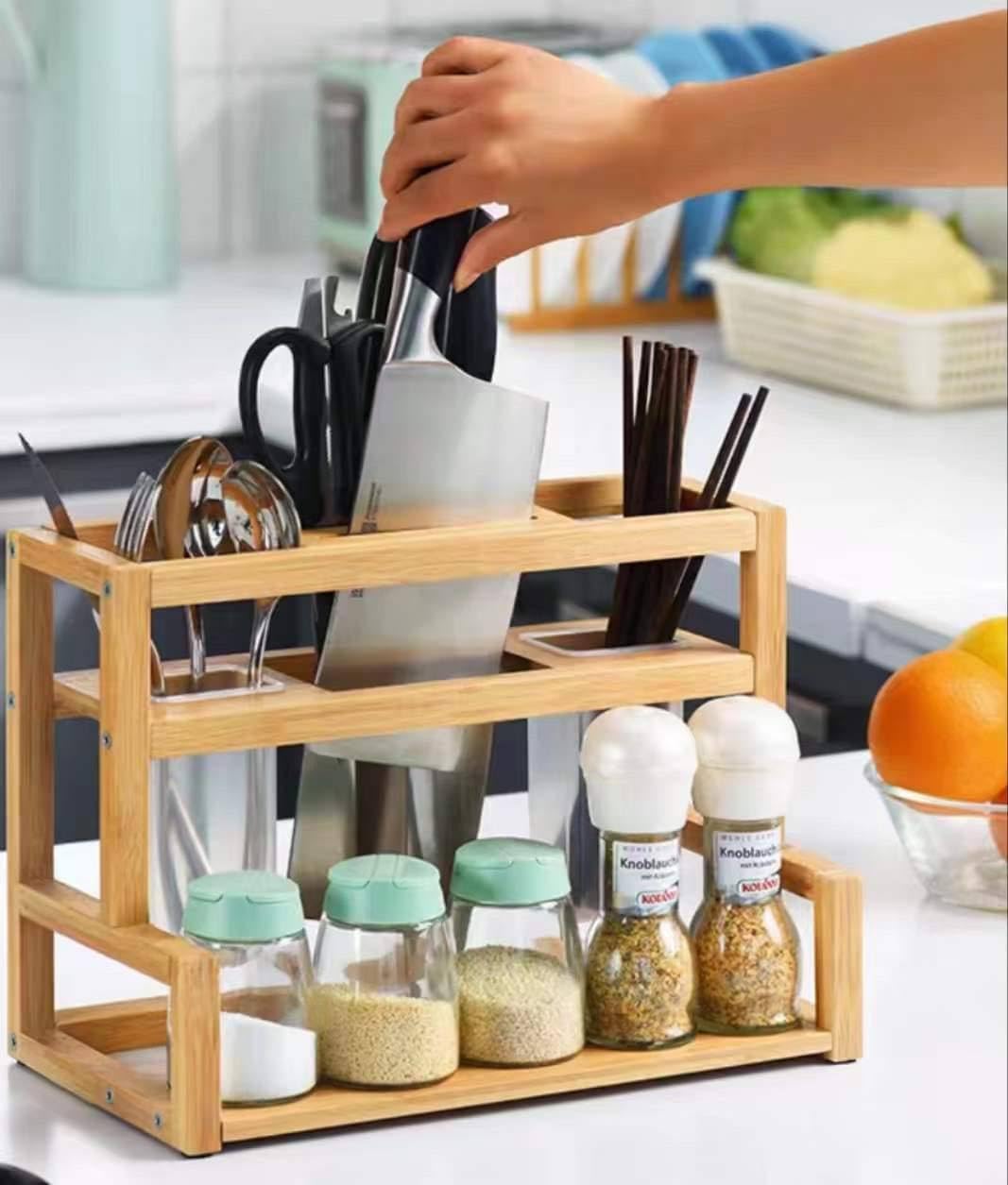 منظم التوابل الخشبي هذا هو الحل العملي والأنيق للحفاظ على توابلك مرتبة في المطبخ. مصمم للاستخدام على سطح المطبخ أو داخل الأدراج،