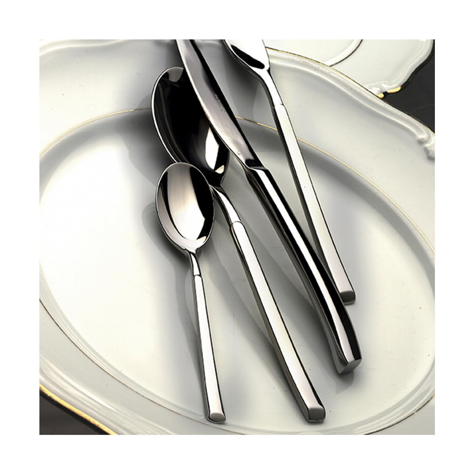 طقم الملاعق والشوك والسكاكين من  Bugatti المكون من 30 قطعة، والمقدم في علبة عرض أنيقة. 