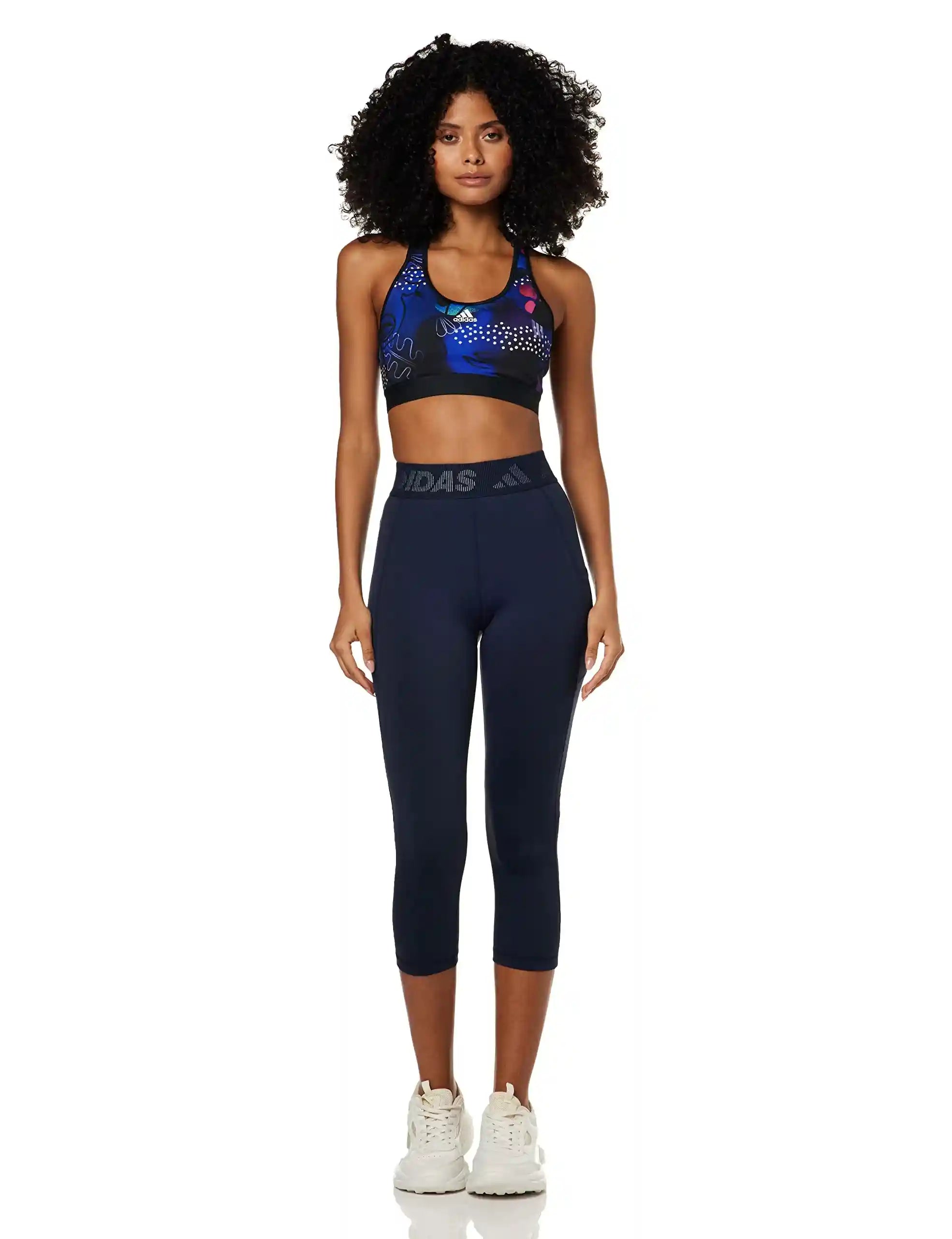 تمتعي بالراحة والأناقة مع ليجنز أديداس للنساء. مصنوع من خامة مرن