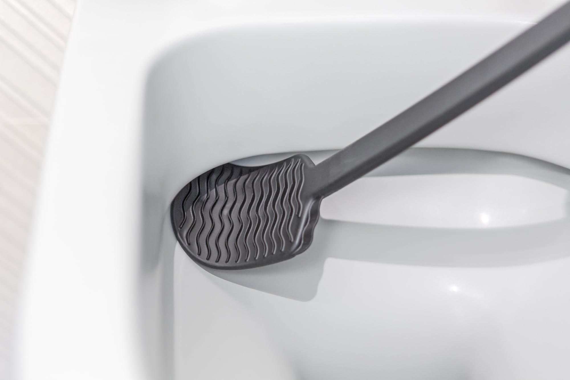 أداة تنظيف المرحاض مع حامل من VIGAR، حل عملي وصحي للحفاظ على نظافة المرحاض. 