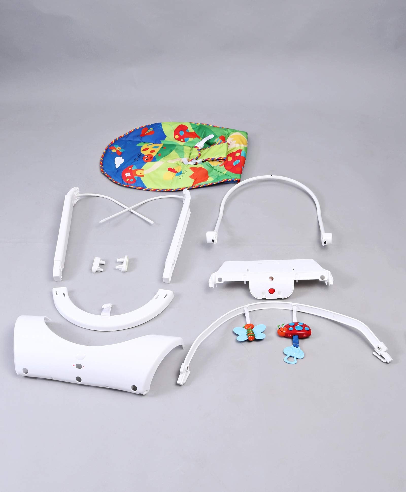 كرسي هزاز وموسيقي للأطفال من Zest 4 Toyz – بطبعة الفراشات، مزود بألعاب معلقة، مناسب من 0 إلى 24 شهرًا، يتحمل حتى 15 كجم