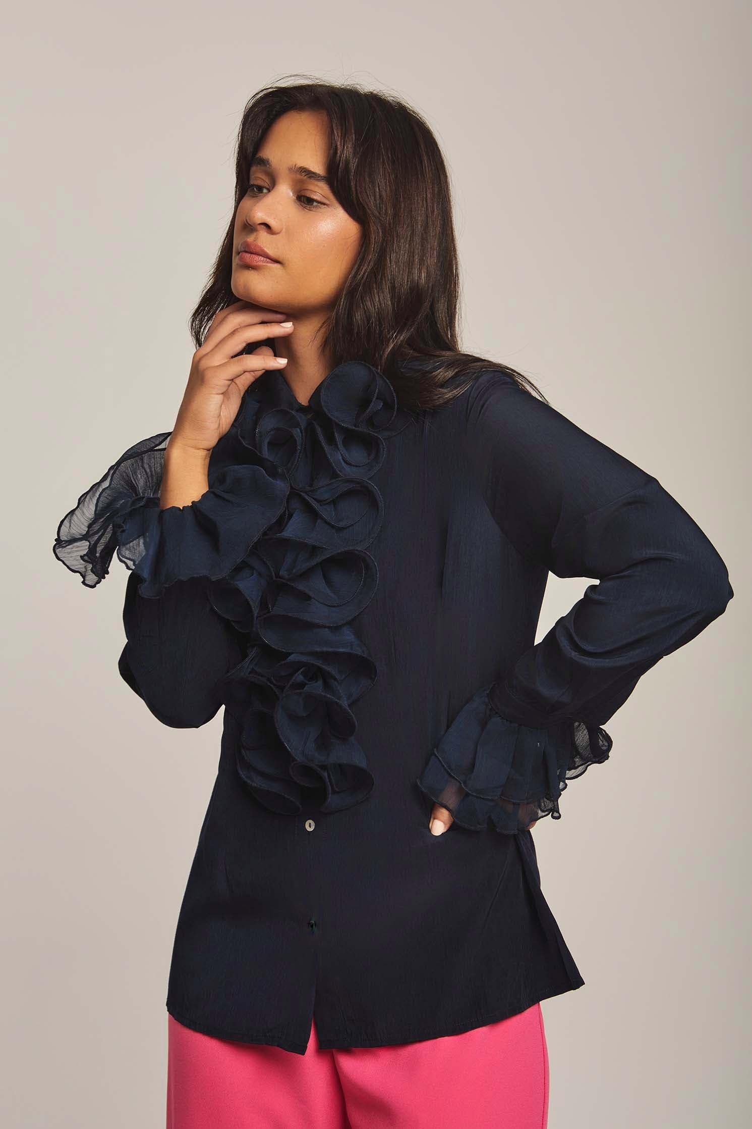 بلوزة نسائية أنيقة بأكمام طويلة وكشكش من DALYDRESS – موديل 240-54-2142-371