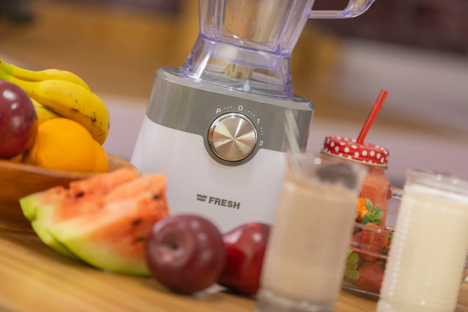 خلاط الطعام فريش FP402 7 في 1 بقوة 1000 واط. هذا الجهاز متعدد الاستخدامات يجمع بين عدة وظائف في تصميم واحد مدمج، مثل التقطيع، التقطيع إلى شرائح، البَشر، الخلط، العجن