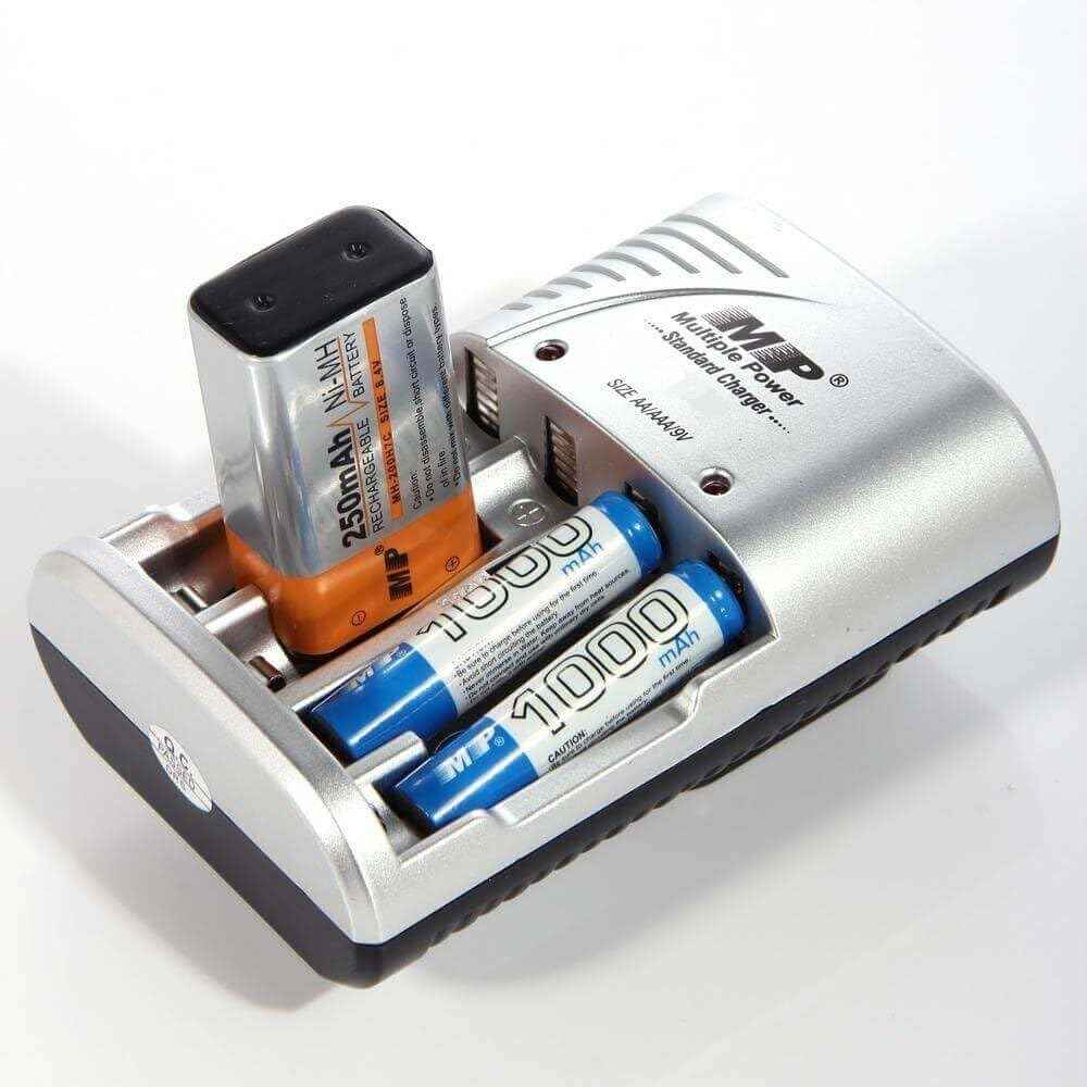 شاحن بطارية سريع Singway MP KX 2868 SW-W32 لبطاريات AA Ni-Mh/Ni-Cd مع 4 أقسام للبطارية
