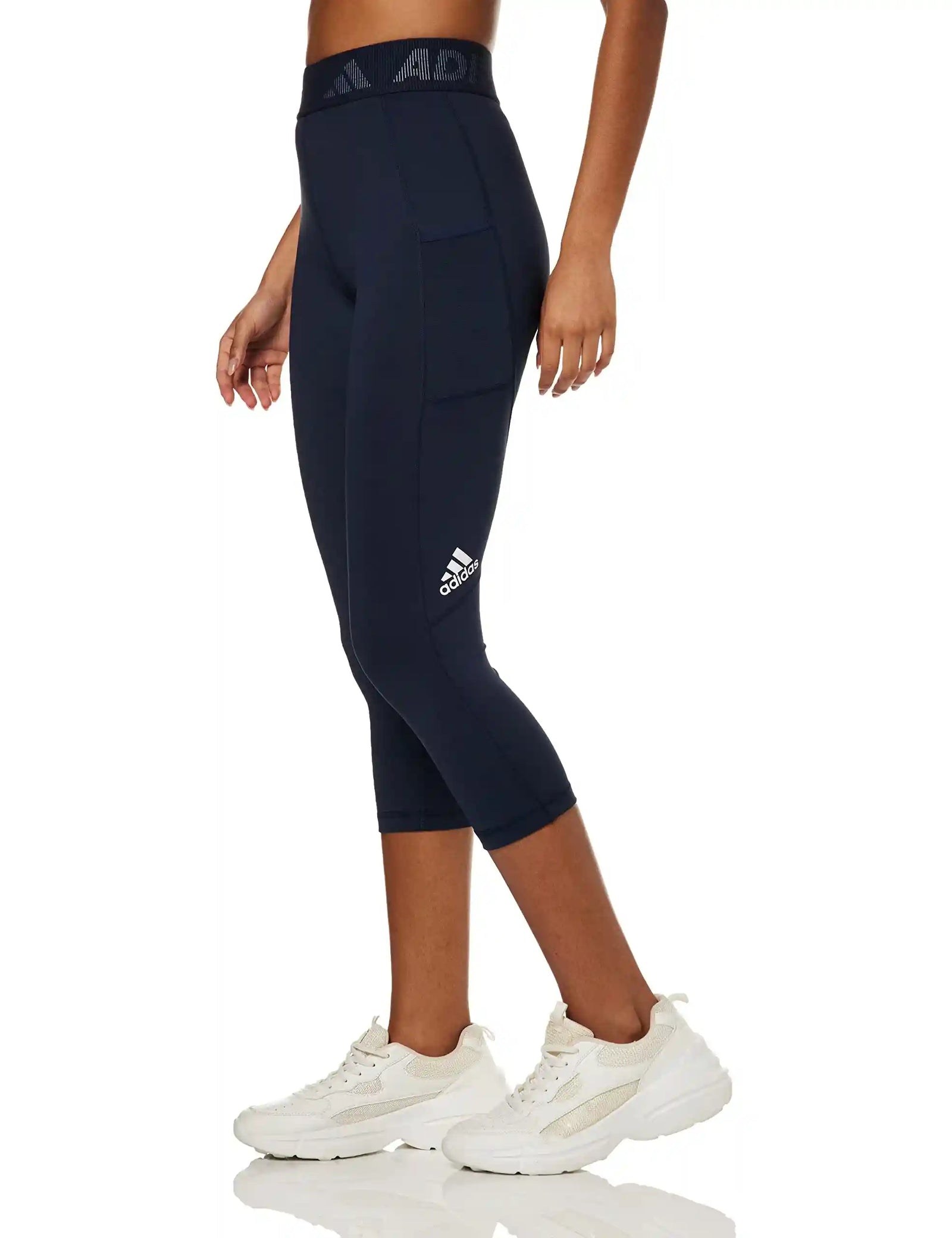 تمتعي بالراحة والأناقة مع ليجنز أديداس للنساء. مصنوع من خامة مرن