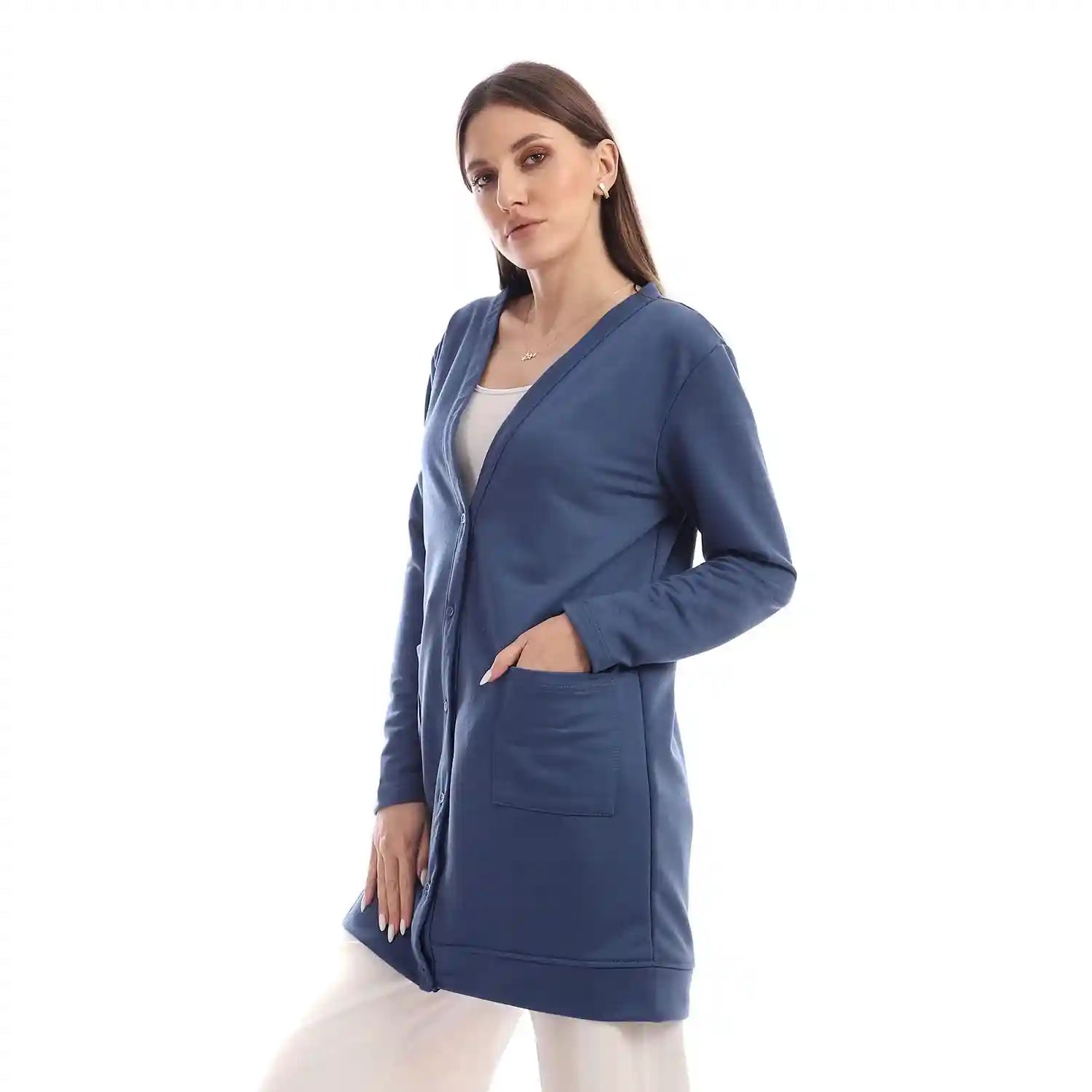 كارديجان جميلا بأكمام طويلة وأزرار يجمع بين الراحة والأناقة الكلاسيكية. مصنوع من قماش ناعم وعالي الجودة، يحافظ على الدفء ويضيف لمسة من الأناقة لأي إطلالة. 