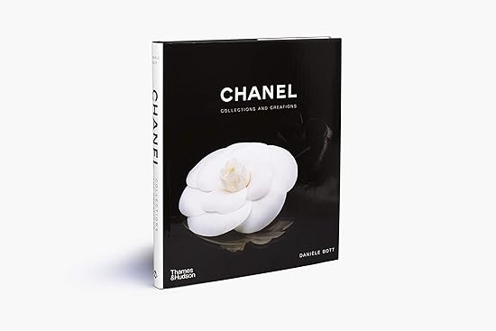  كتاب مصوَّر رائع يفتح أرشيفات دار الأزياء الشهيرة Chanel ليسلط الضوء على تطور أسلوبها الأسطوري من عشرينيات القرن الماضي حتى اليوم.