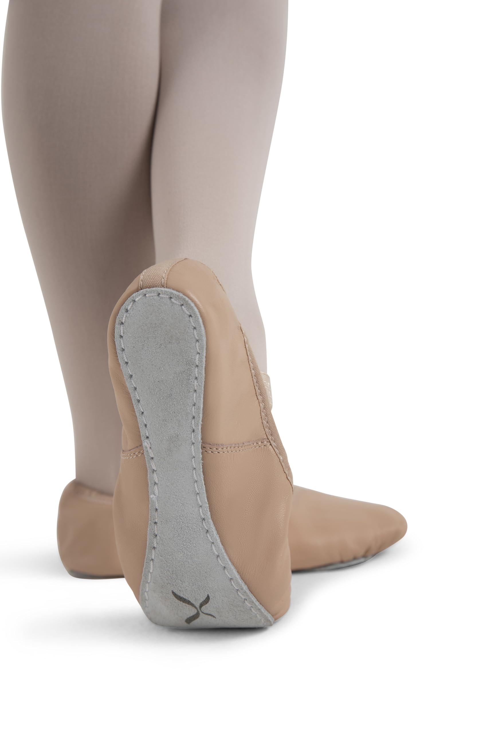 أحذية الباليه للسيدات من كابيزيو صُممت خصيصاً لتوفير الراحة والمرونة والأناقة لكل راقصة. مصنوعة من جلد ناعم عالي الجودة أو قماش متين يسمح بمرور الهواء، لتمنح القدم إحساساً طبيعياً بالحركة.