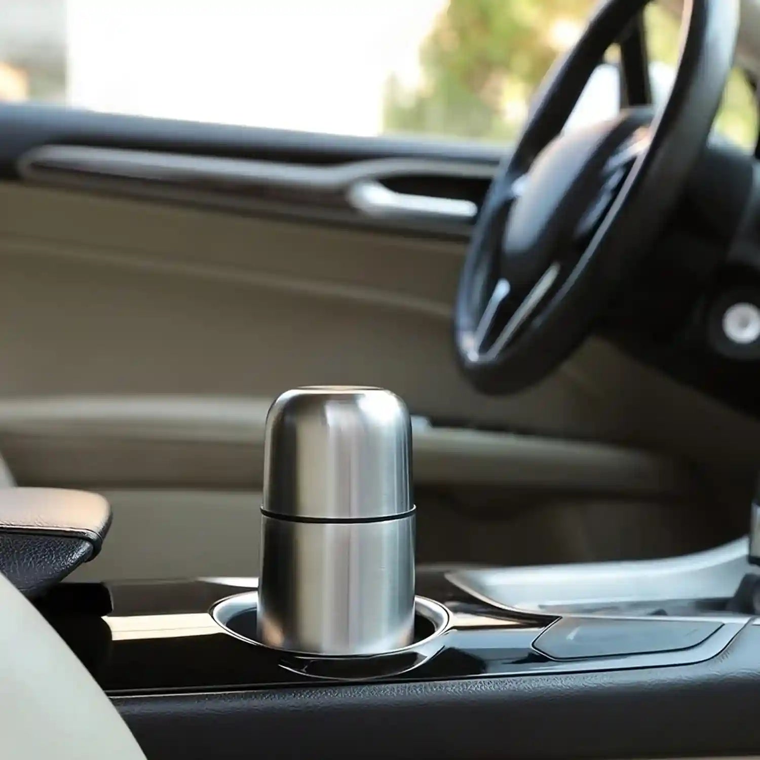 قارورة Borosil المصنوعة من الفولاذ المقاوم للصدأ بعاز مزدوج الحائط ومبطنة بالنحاس، مصممة للحفاظ على المشروبات ساخنة أو باردة لفترات طويلة. تتميز بطبقة داخلية مزدوجة تعزل الحرارة بشكل ممتاز، مع غطاء خارجي أزرق متين يمنع التسرب.