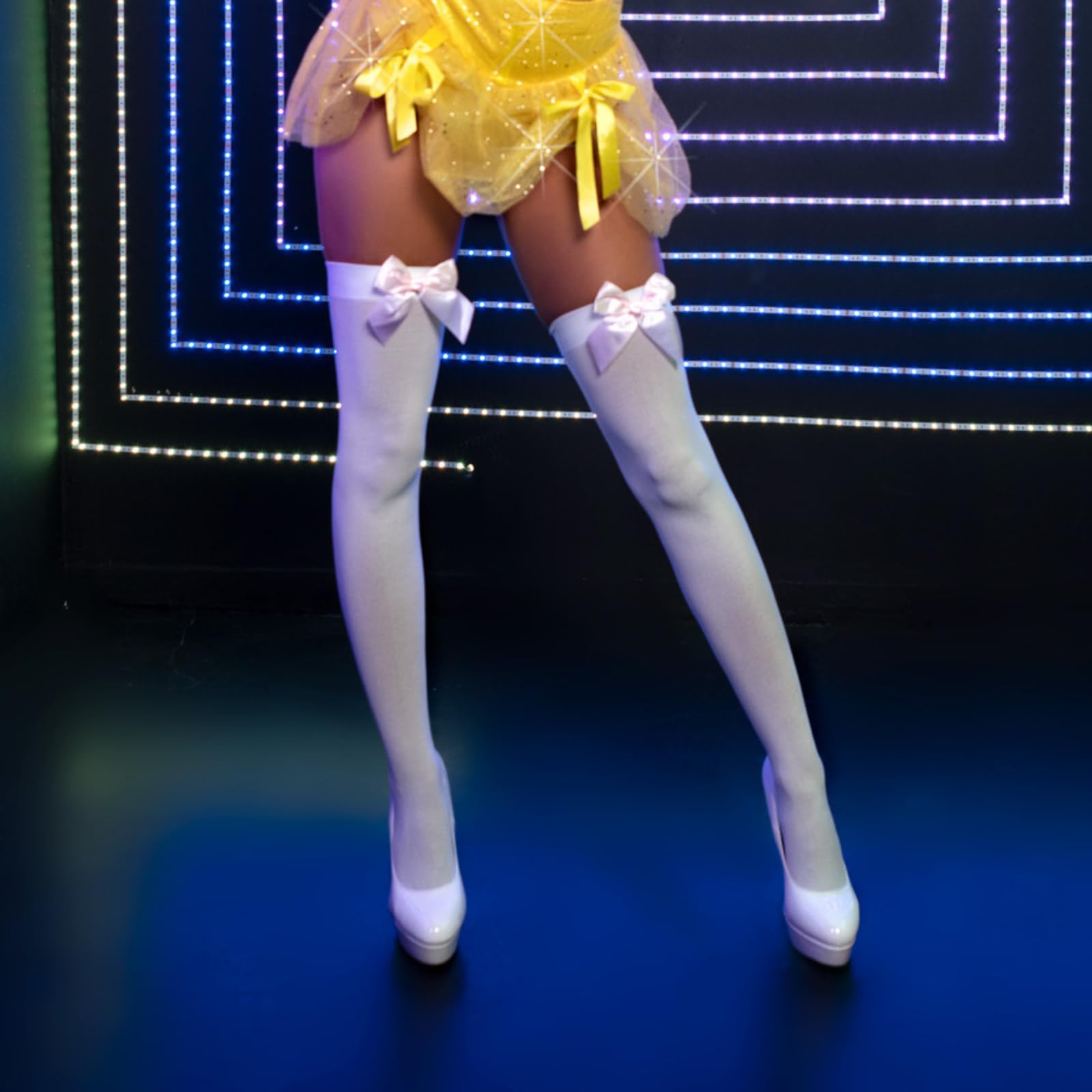 جوارب عالية الفخذ للنساء من Leg Avenue – ساتان مع لمسة عقدة