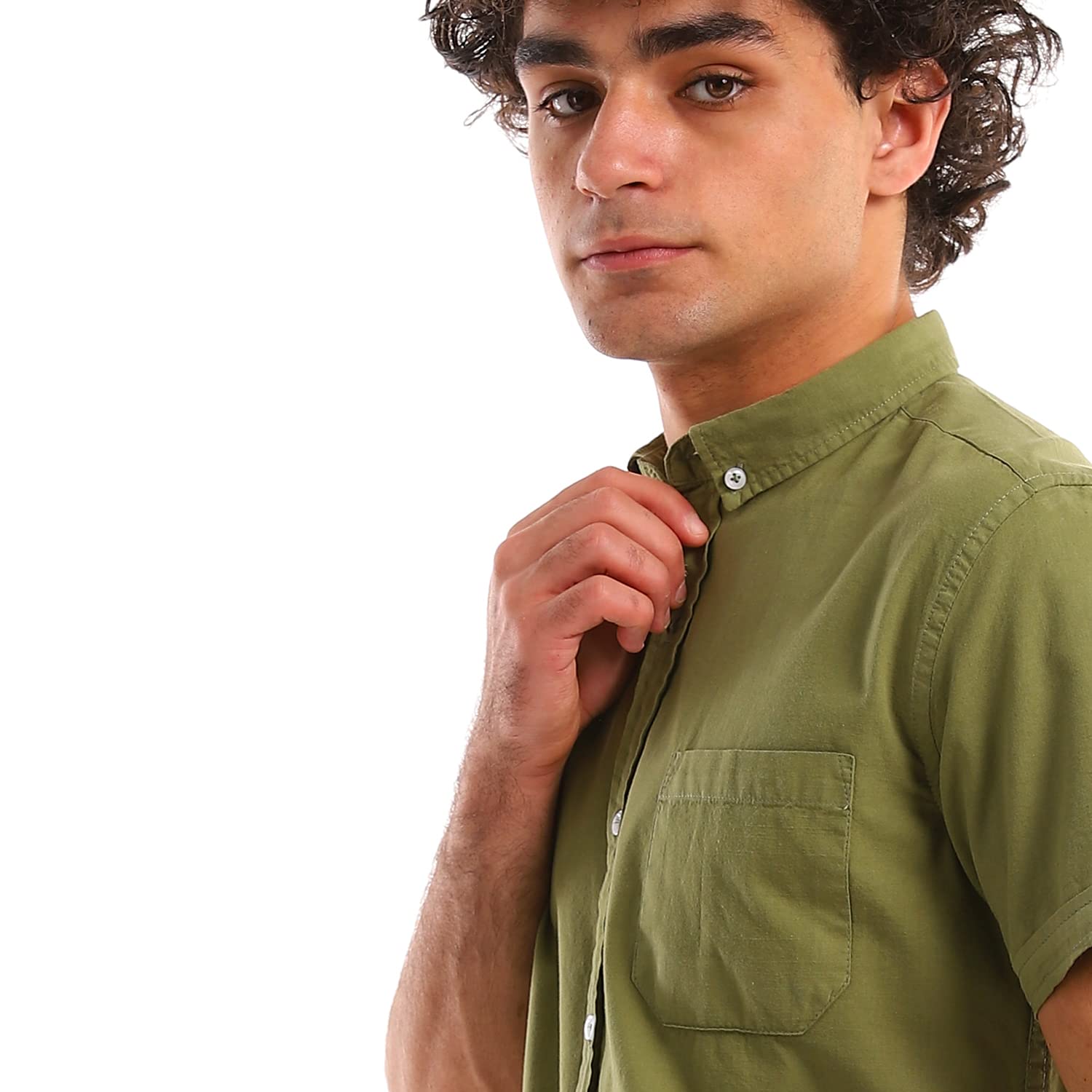 قميص Andora الصيفي للرجال بأكمام قصيرة ولون موحد مصمم للراحة والأناقة خلال الأجواء الحارة. مصنوع من قماش ناعم وقابل للتنفس