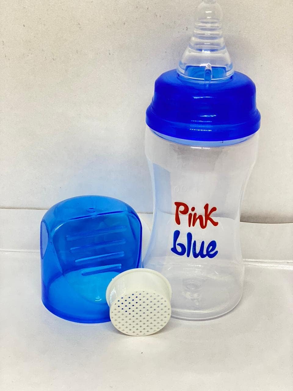 رضّاعة أطفال من Pink Blue بدون يدين (سعة 160 مل – لون أزرق) صُممت لتوفير تجربة تغذية آمنة ومريحة لطفلك. مصنوعة من مواد عالية الجودة وخالية من مادة الـBPA لضمان النظافة والمتانة
