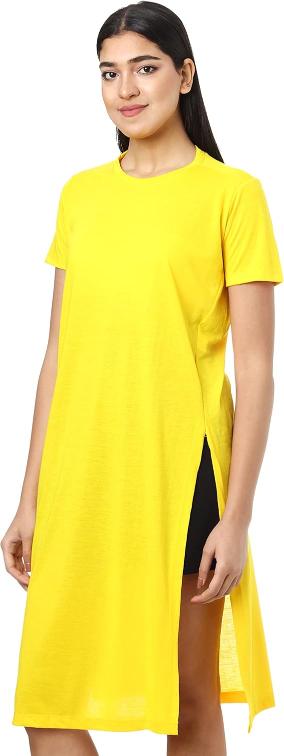 توب Jamila النسائي الطويل بأكمام قصيرة وياقة دائرية وشقوق جانبية مصنوع من القطن ليجمع بين الراحة والأناقة والمتانة.