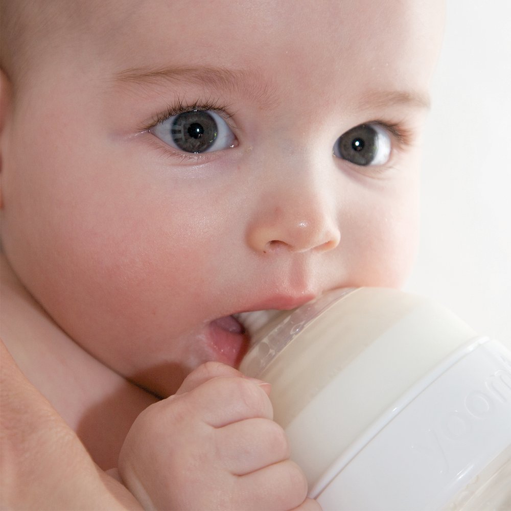 تُعد زجاجات الرضاعة يومي بسعة 140 مل (عبوة من قطعتين) خيارًا مثاليًا لتسهيل وقت الإرضاع وجعله أكثر راحة وطبيعية للأم والطفل. تتميز كل زجاجة بنظام تهوية مضاد للمغص يقلل من الغازات والانزعاج، 