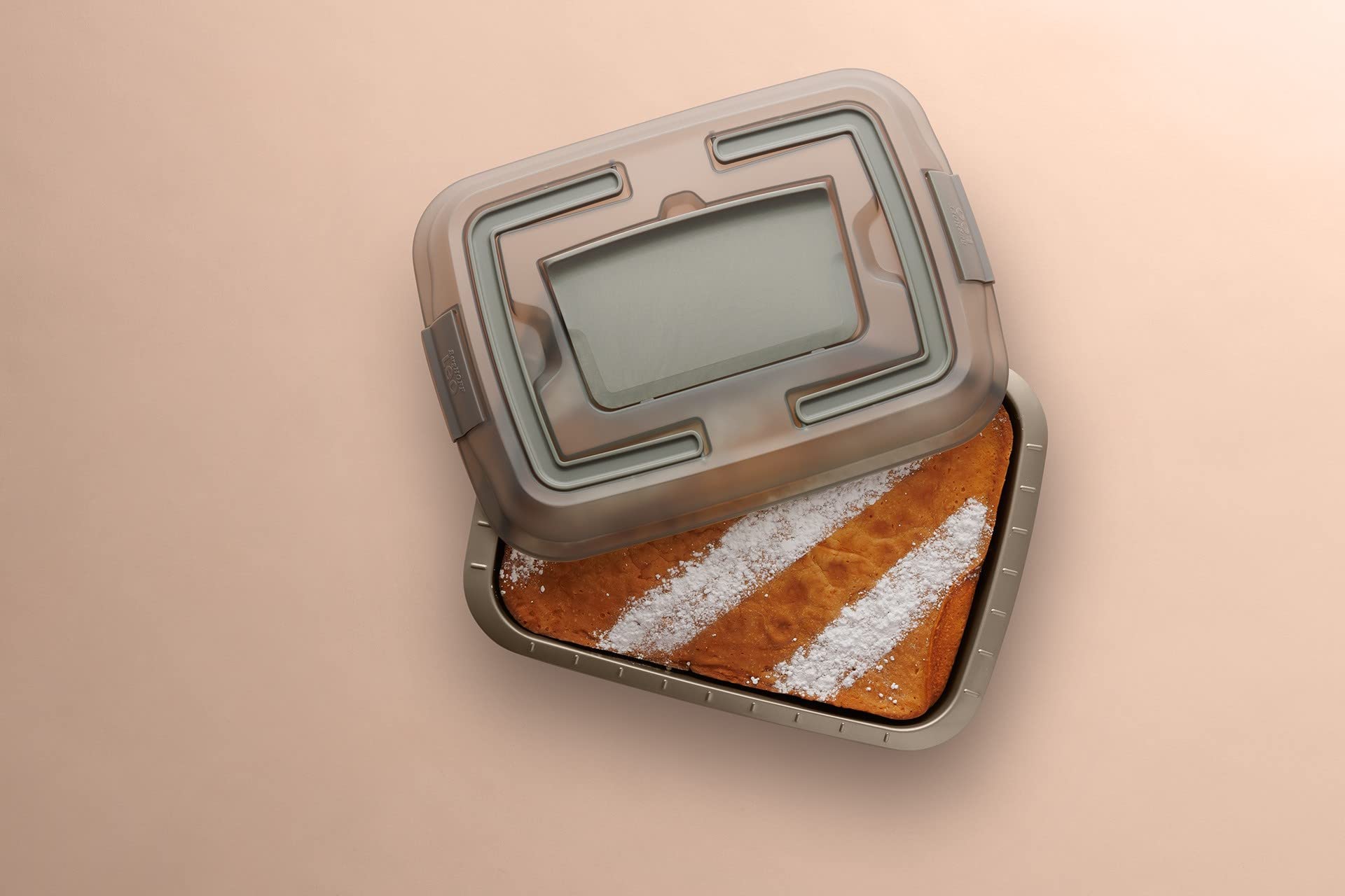 صينية كيك مستطيلة بيرغهوف بطبقة غير لاصقة مع غطاء ومقطع ومقبض قابل للطي مقاس 15 × 11.5 × 3.25 بوصة