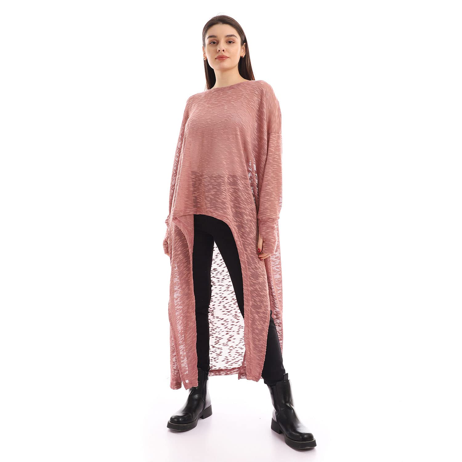 بلوزة Jamila بتصميم الياقة العريضة وحافة أمامية قصيرة وخلفية طويلة — قطعة تجمع بين البساطة والرقي.