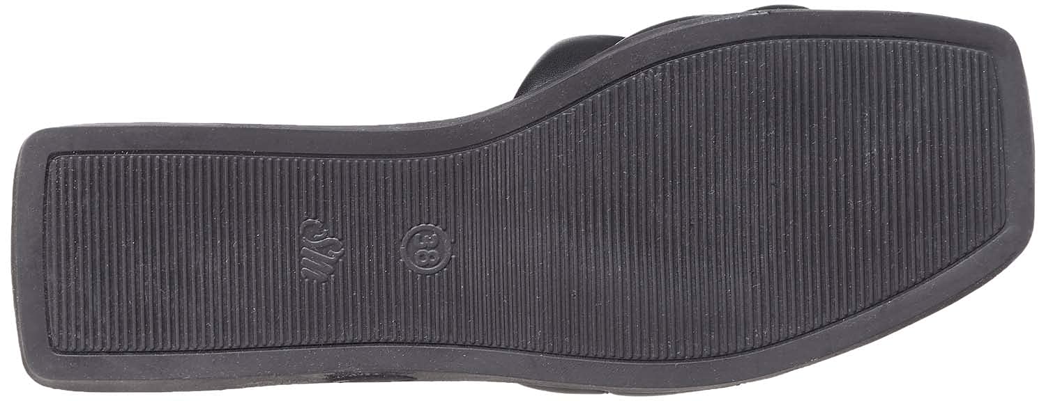 ليبرز Club Aldo للنساء باللون الأسود توفر مزيجًا من الأناقة والراحة للاستخدام اليومي. تتميز بنعل داخلي ناعم ومبطن – Safqqa Egypt