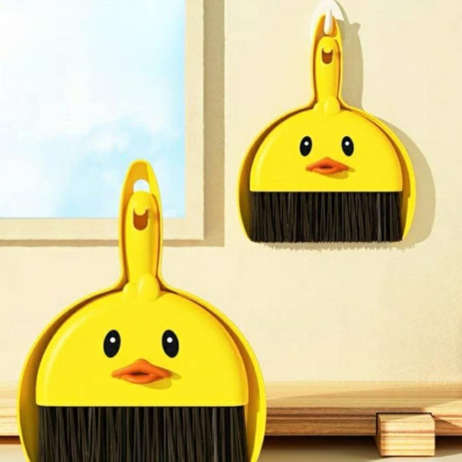 طقم مكنسة وجاروف صغير متعدد الاستخدامات – تصميم بطة صفراء لطيفة يجمع بين الشكل الجميل والوظيفة العملية لتنظيف الأسطح الصغيرة مثل الطاولات والمكاتب.